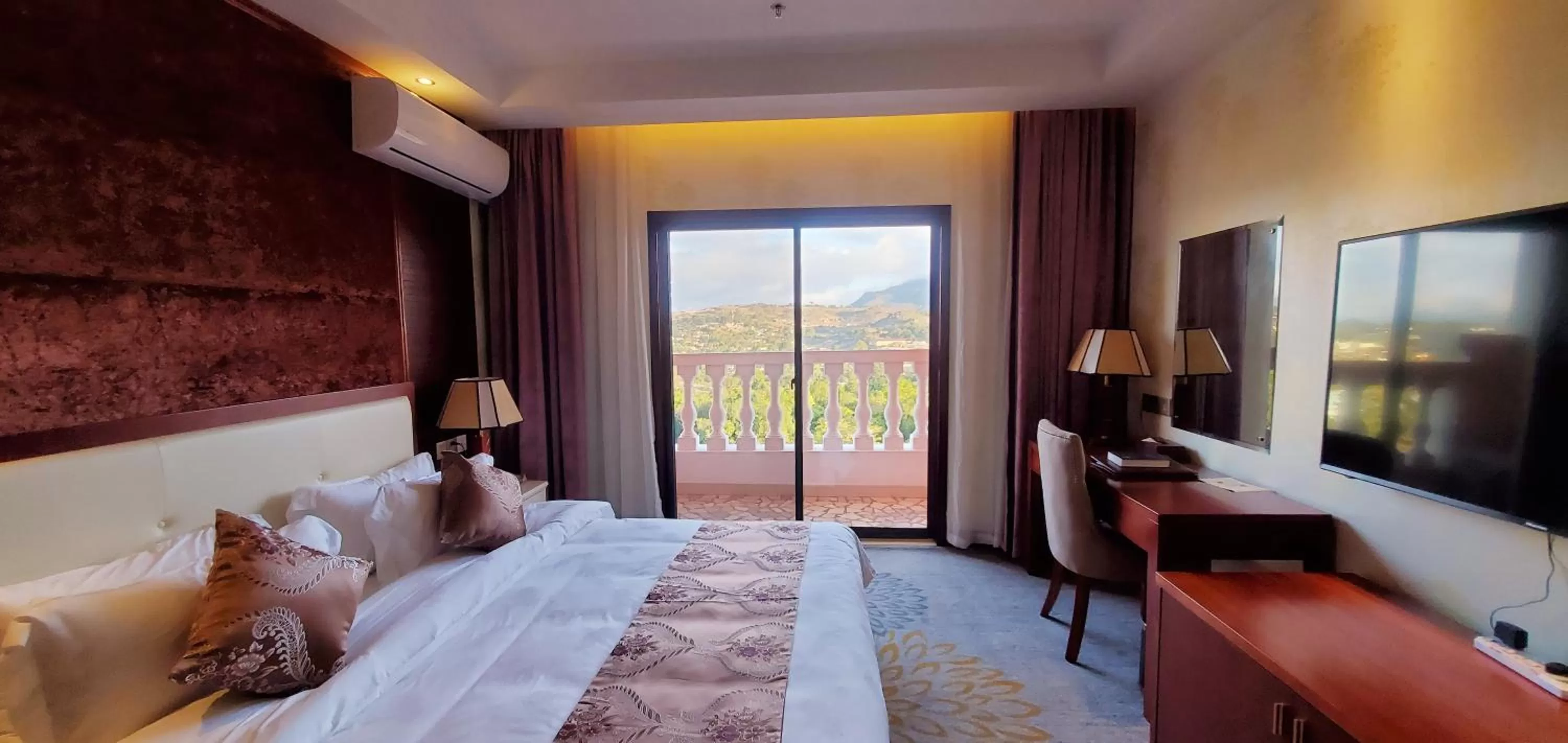 Bed in Golden Peacock Hotel Blantyre