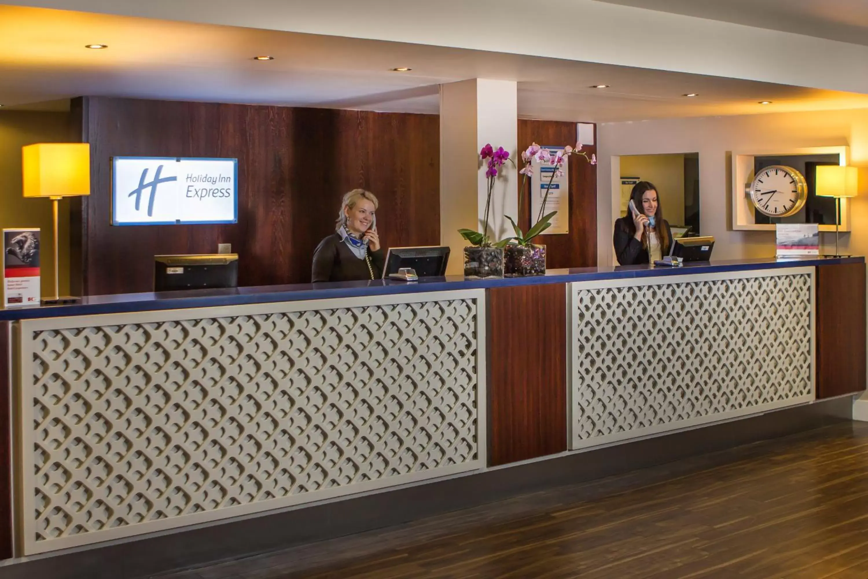 Lobby or reception, Staff in Holiday Inn Express Royal Docks, an IHG Hotel