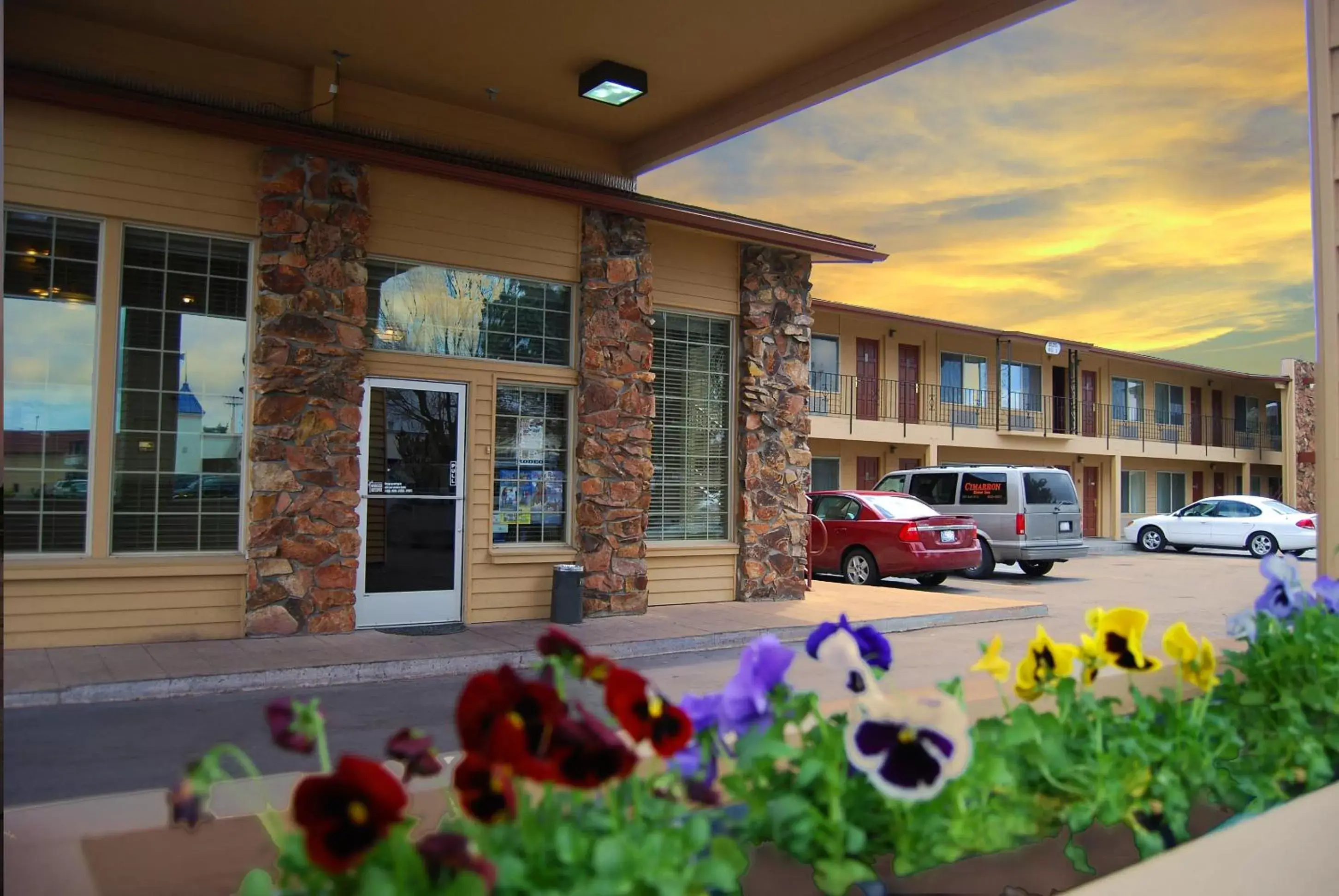 Facade/entrance in Cimarron Inn Klamath Falls