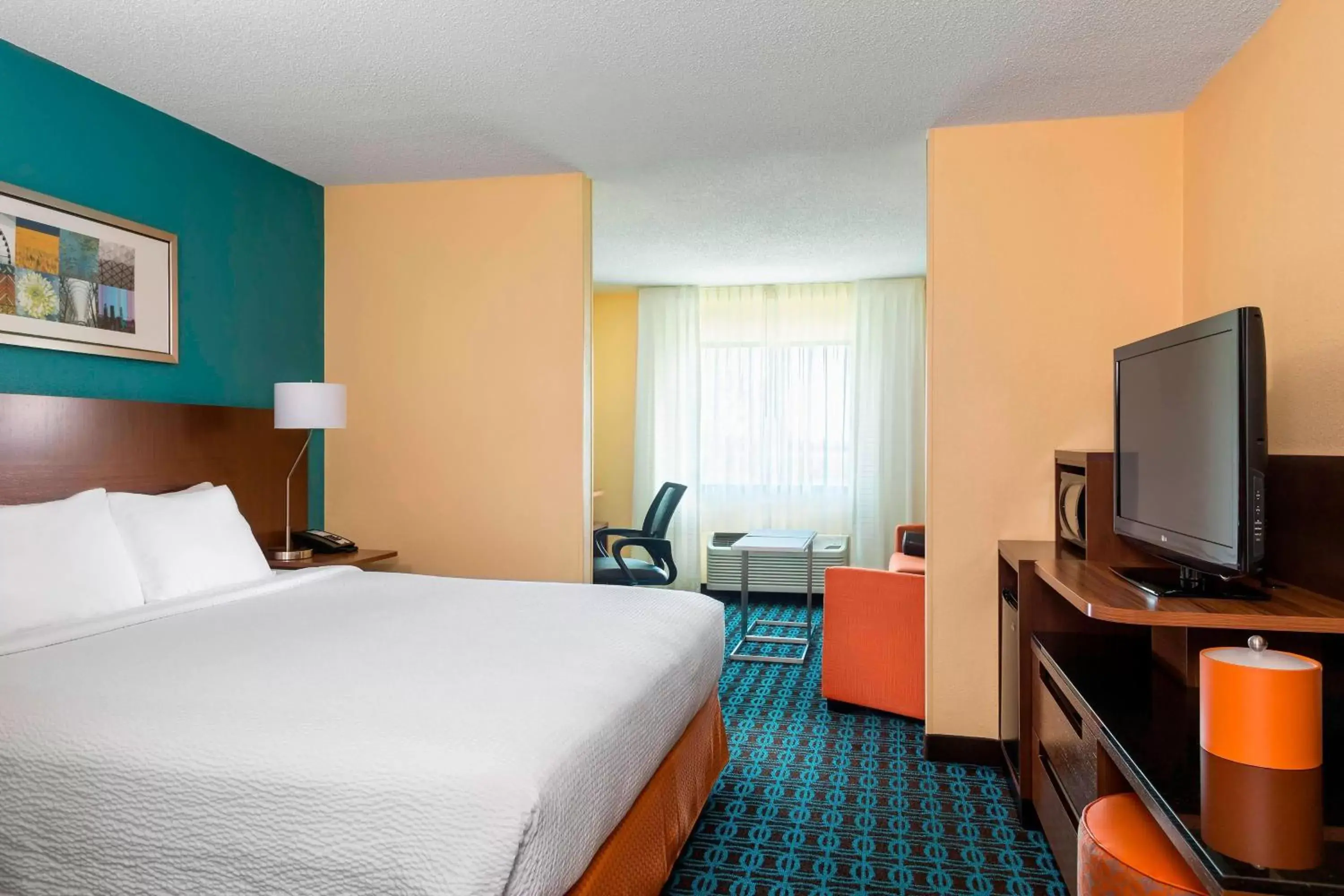 Photo of the whole room, Bed in Fairfield Inn & Suites Springfield
