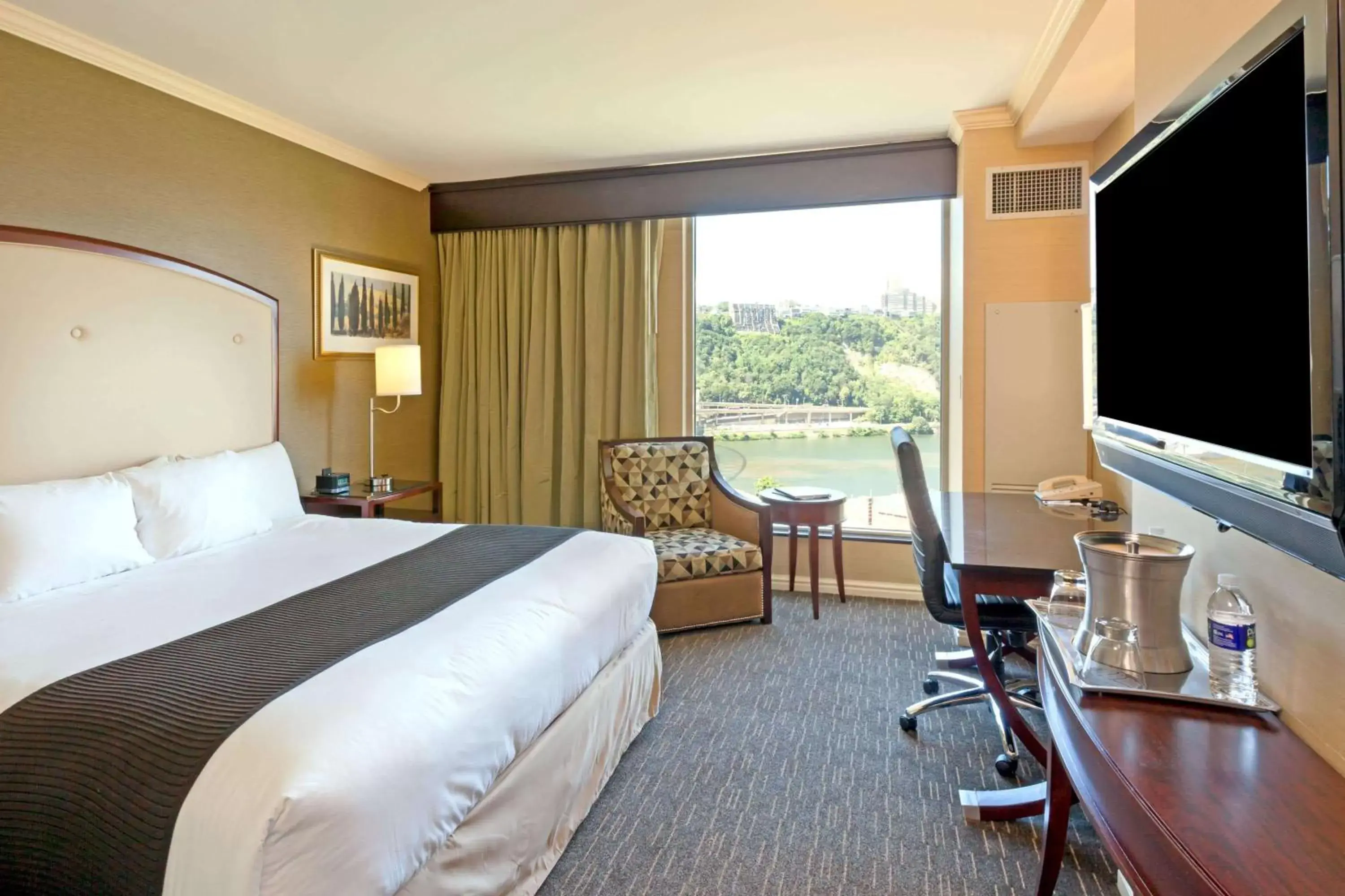 Photo of the whole room, Bed in Wyndham Grand Pittsburgh Photo of the whole room, Bed in Wyndham Grand Pittsburgh