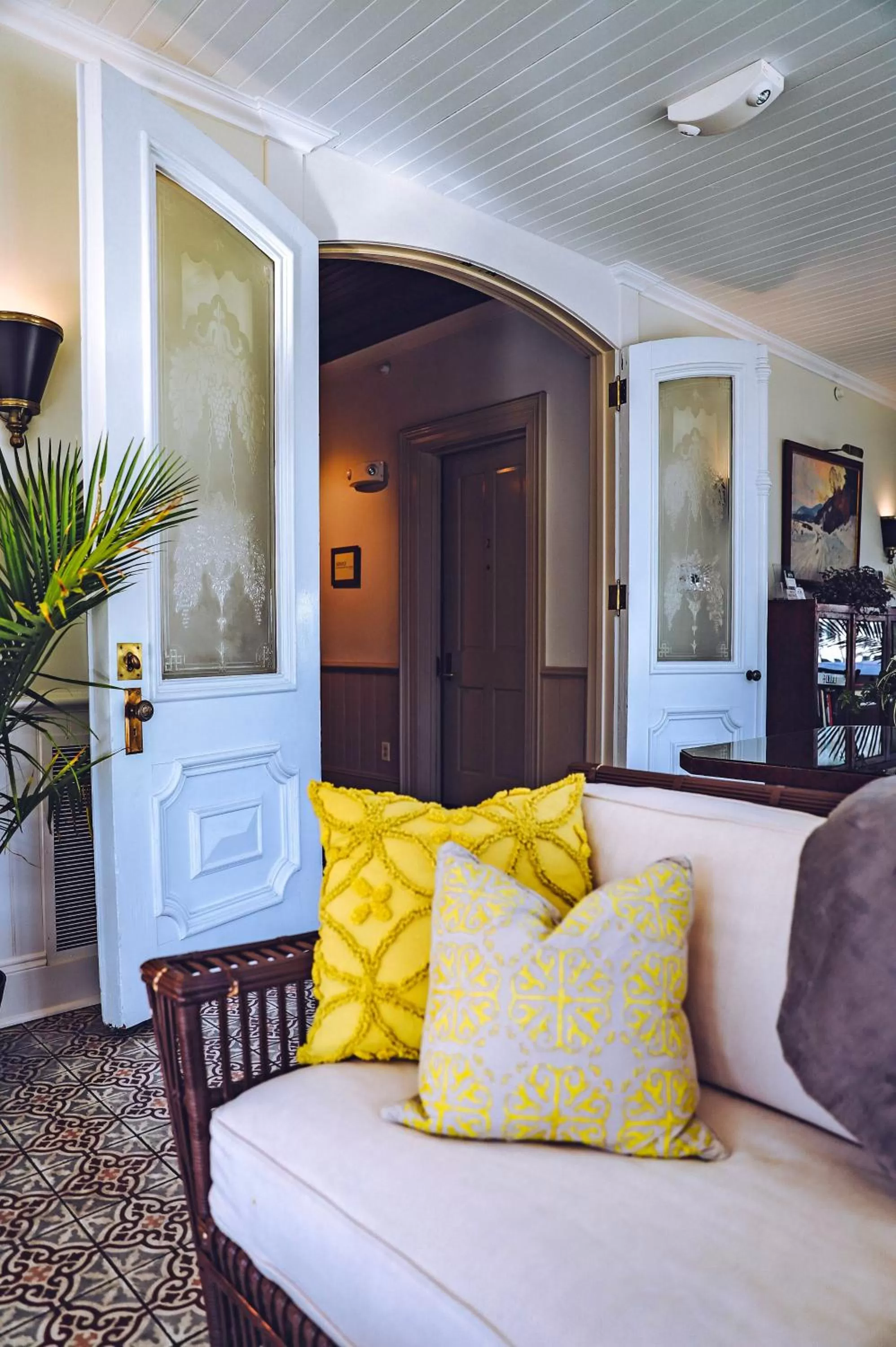 Communal lounge/ TV room, Bed in Hotel Fauchere