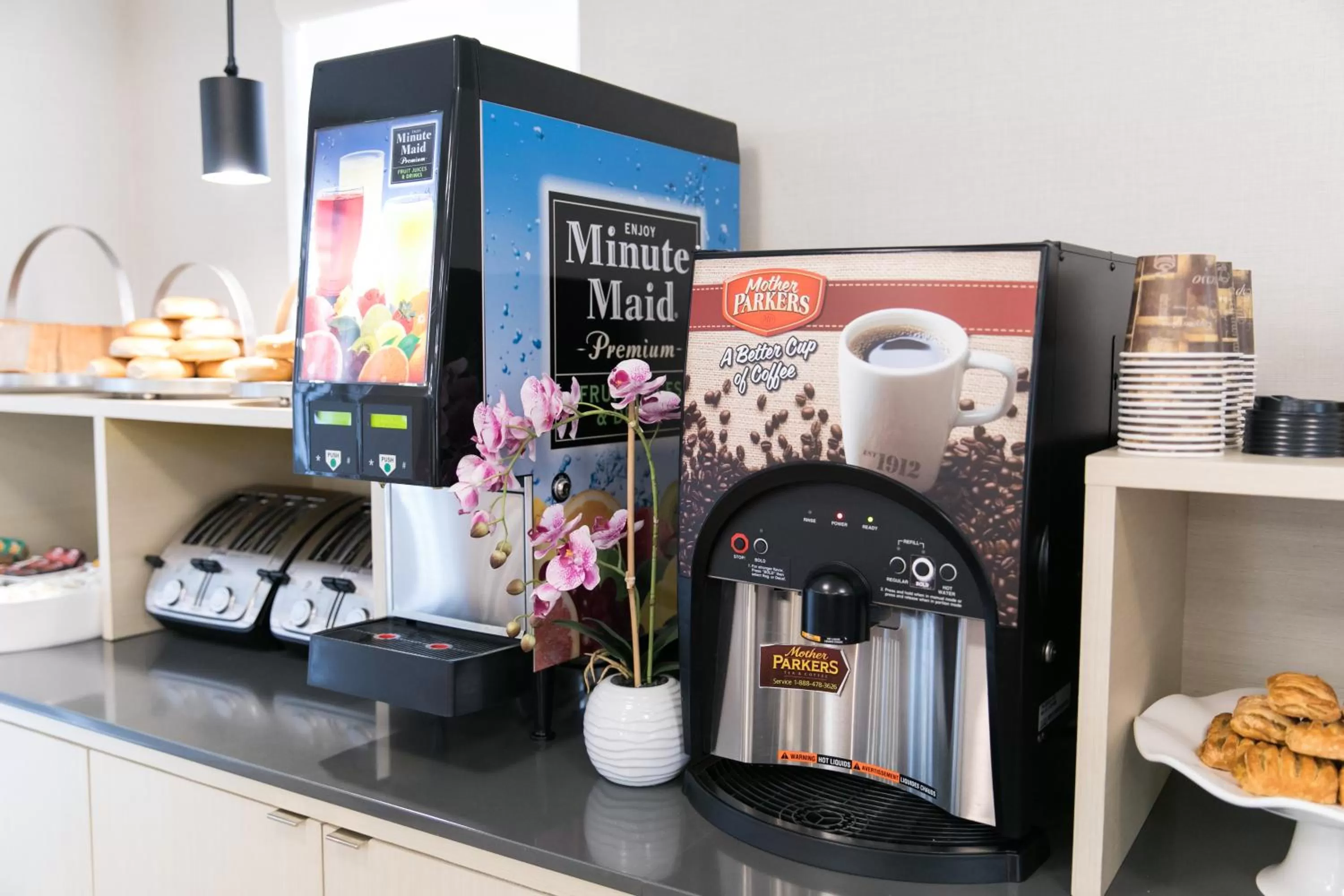 Coffee/tea facilities in Days Inn by Wyndham Toronto West Mississauga