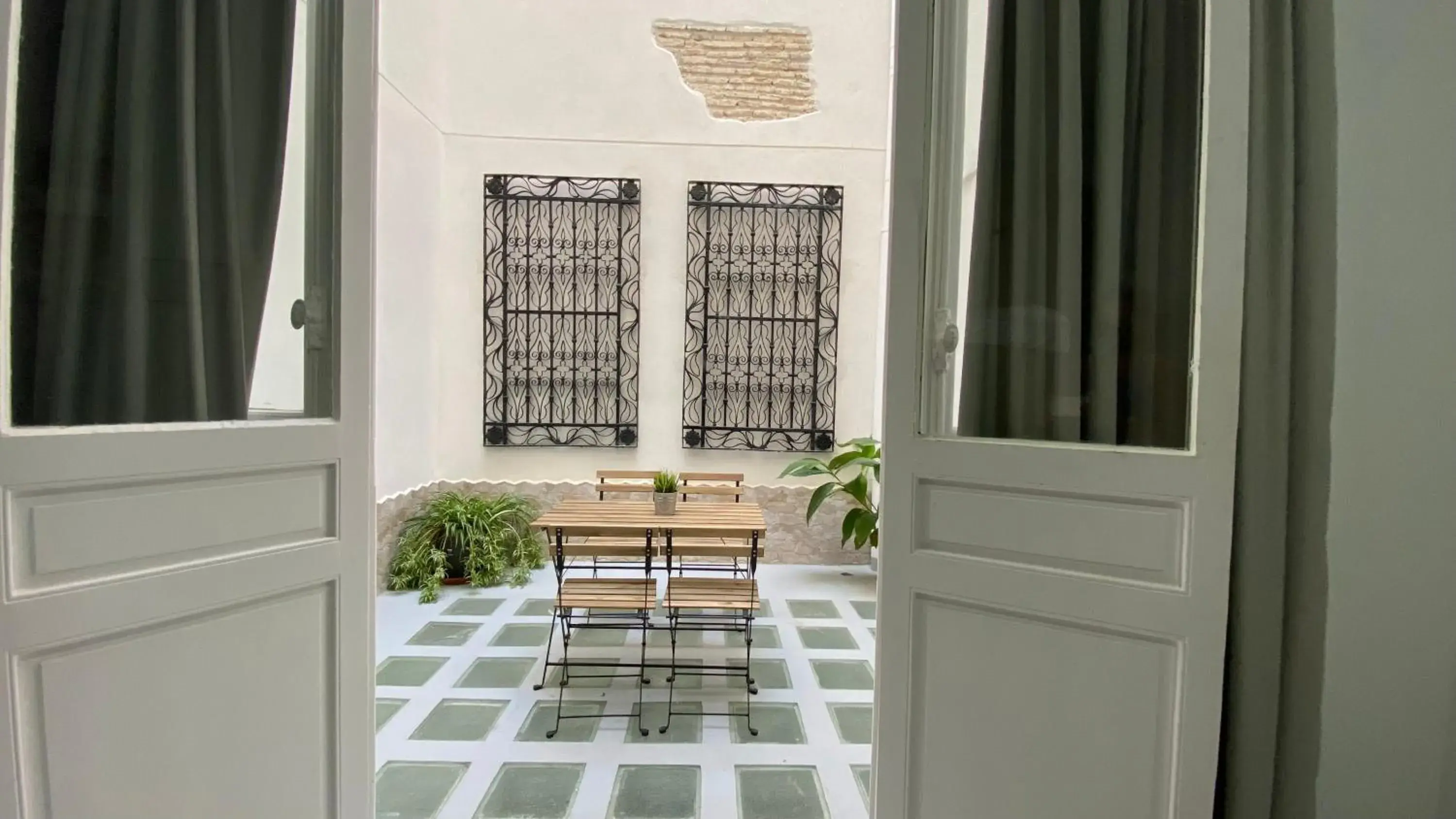 Balcony/Terrace, Dining Area in Planeta Cadiz Hostel