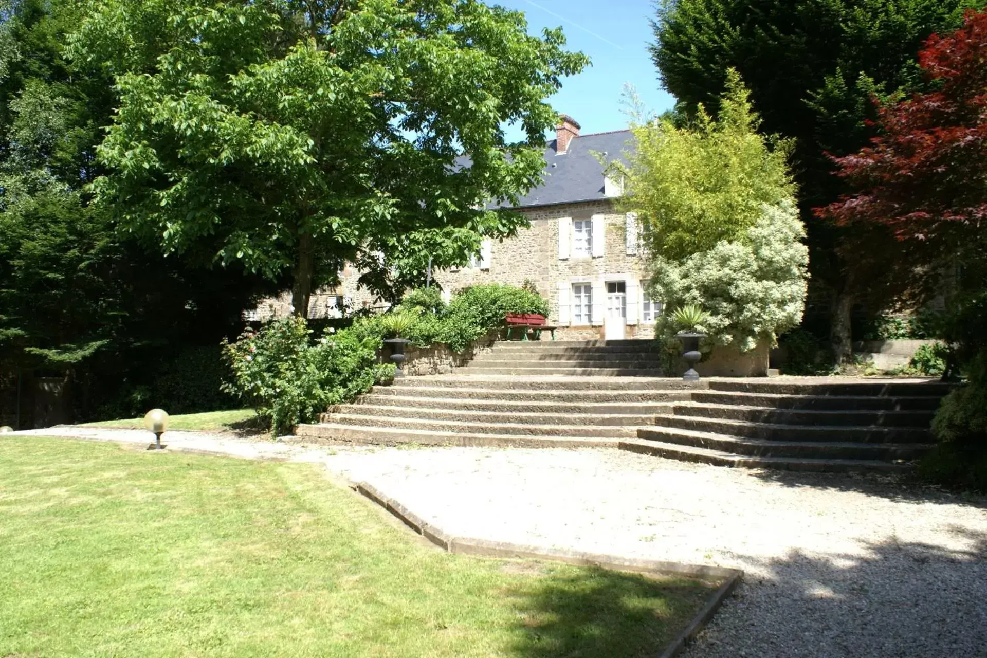 Garden, Property Building in Logis Hotel Du Chateau