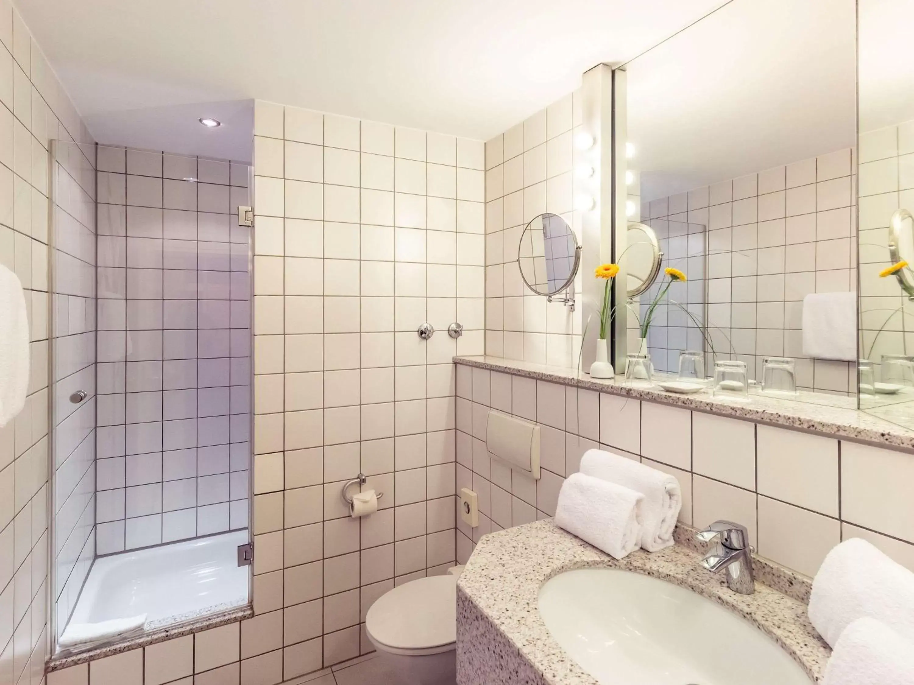 Photo of the whole room, Bathroom in Mercure Hotel Köln City Friesenstraße