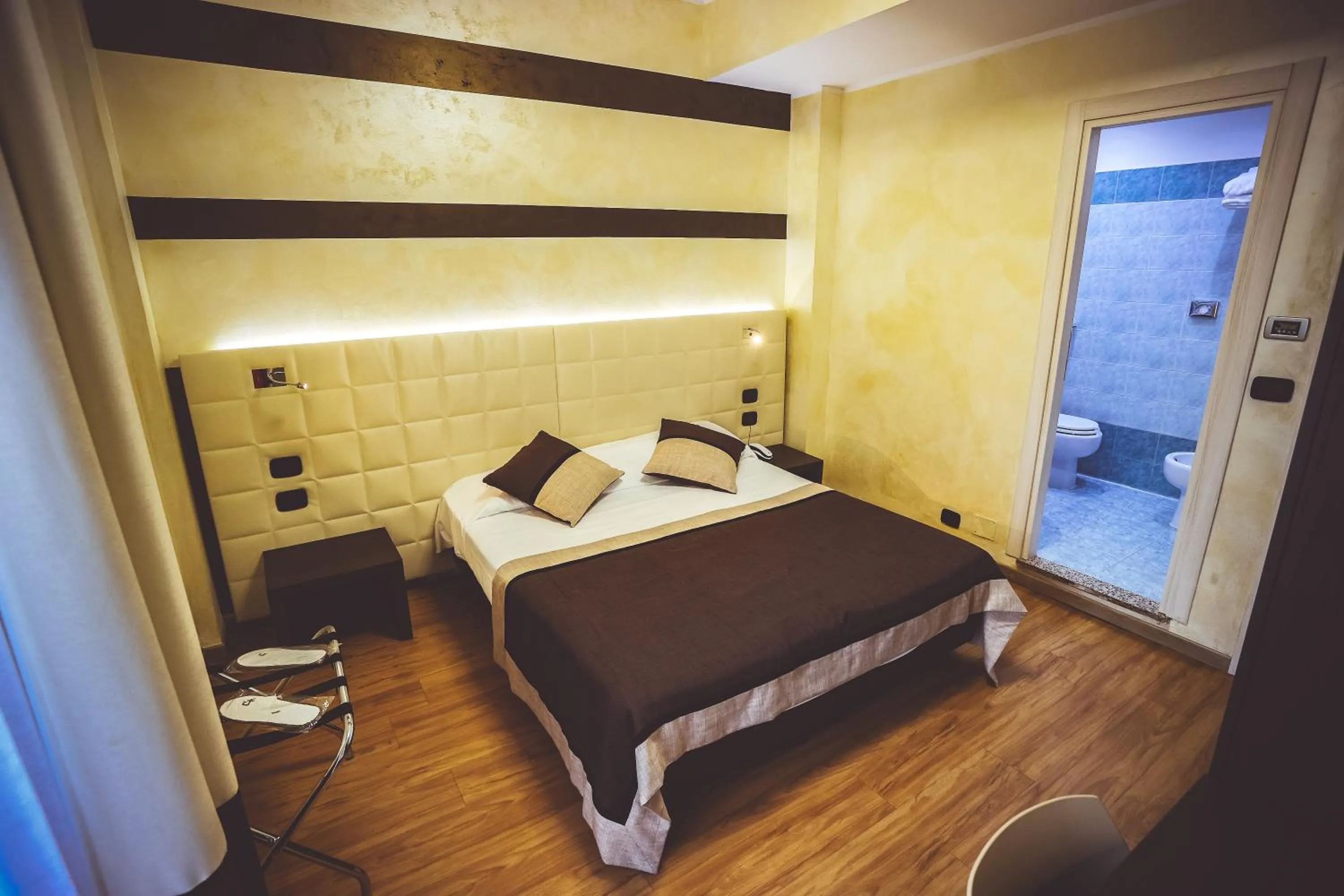 Photo of the whole room, Bed in Hotel City