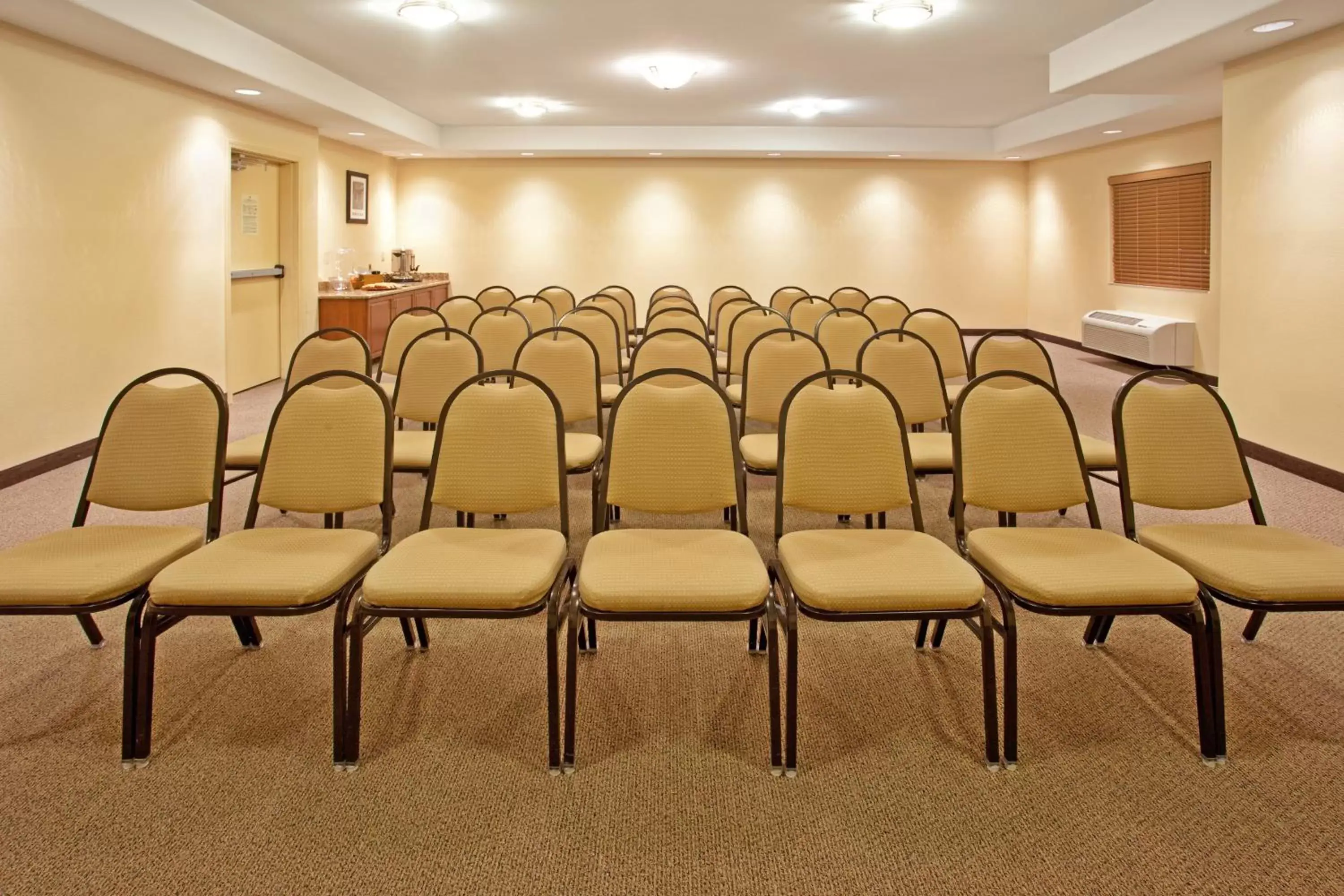 Meeting/conference room in Candlewood Suites Roswell, an IHG Hotel