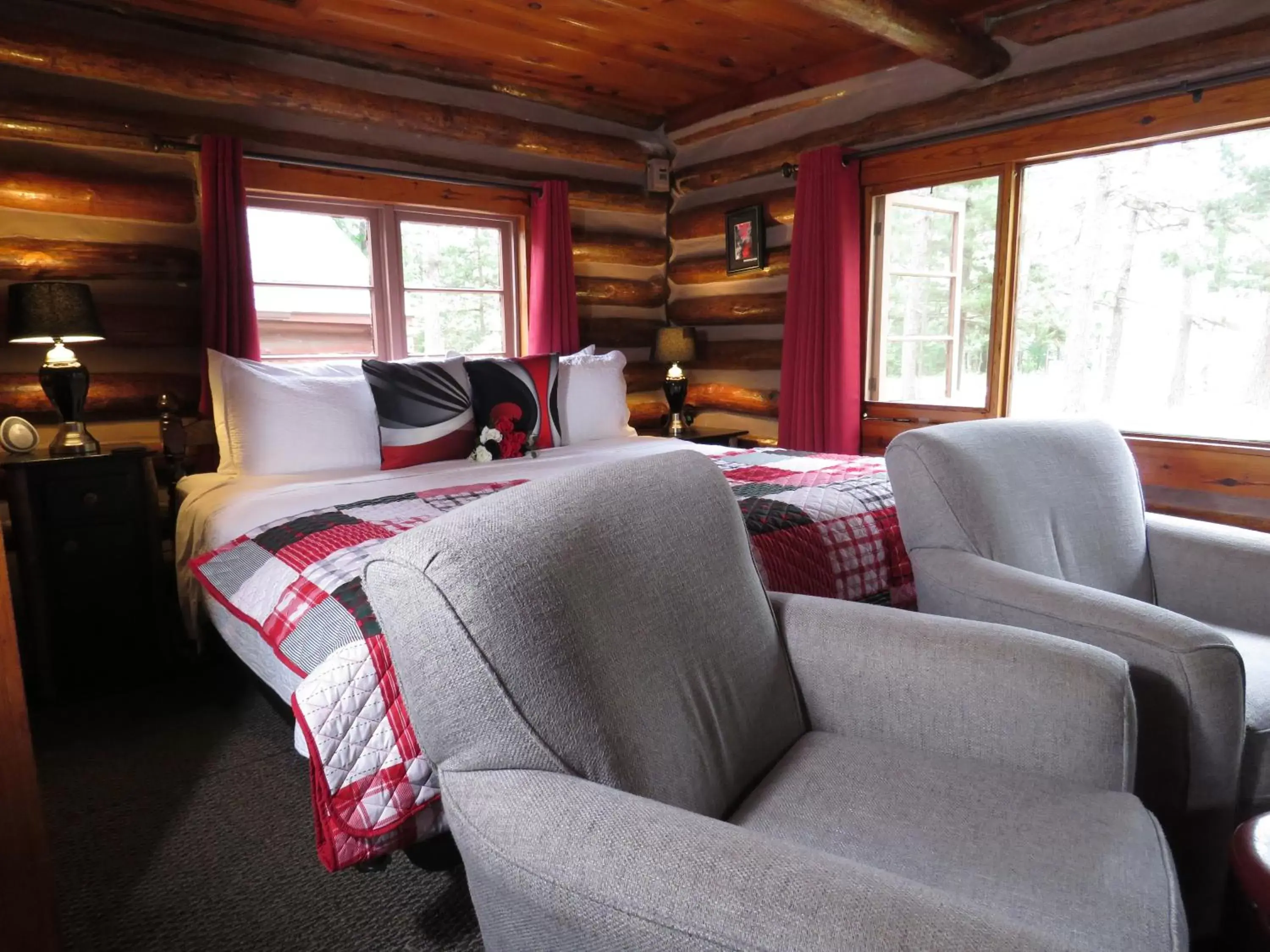 Bedroom, Bed in Tall Pines Inn