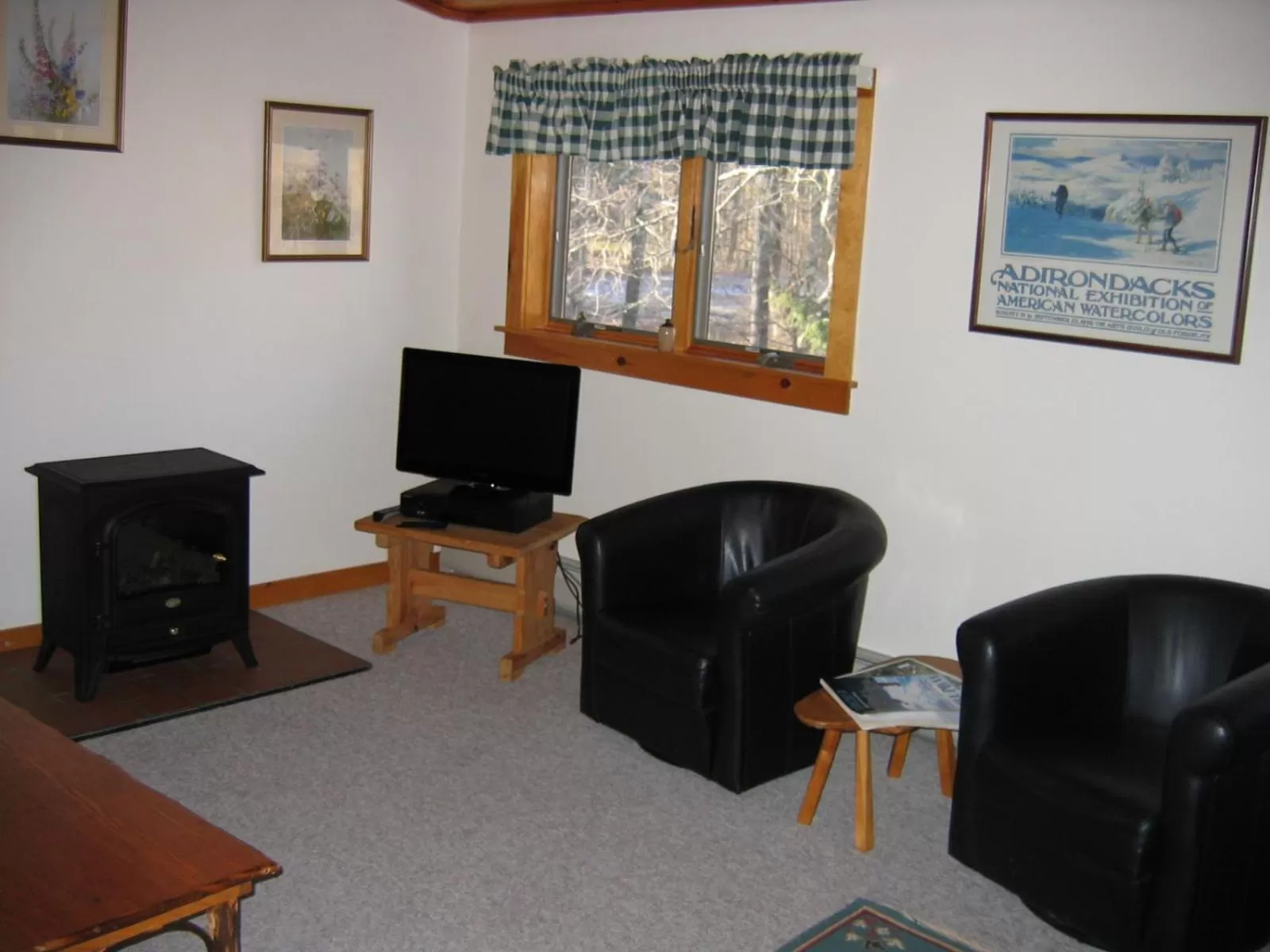 TV/Entertainment Center in Trails End Inn