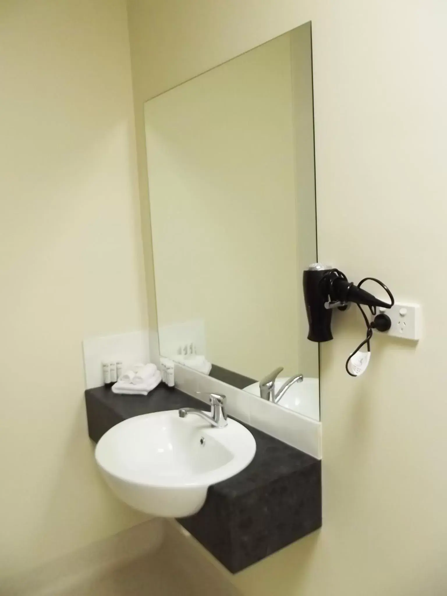 Bathroom in Heyfield Railway Hotel