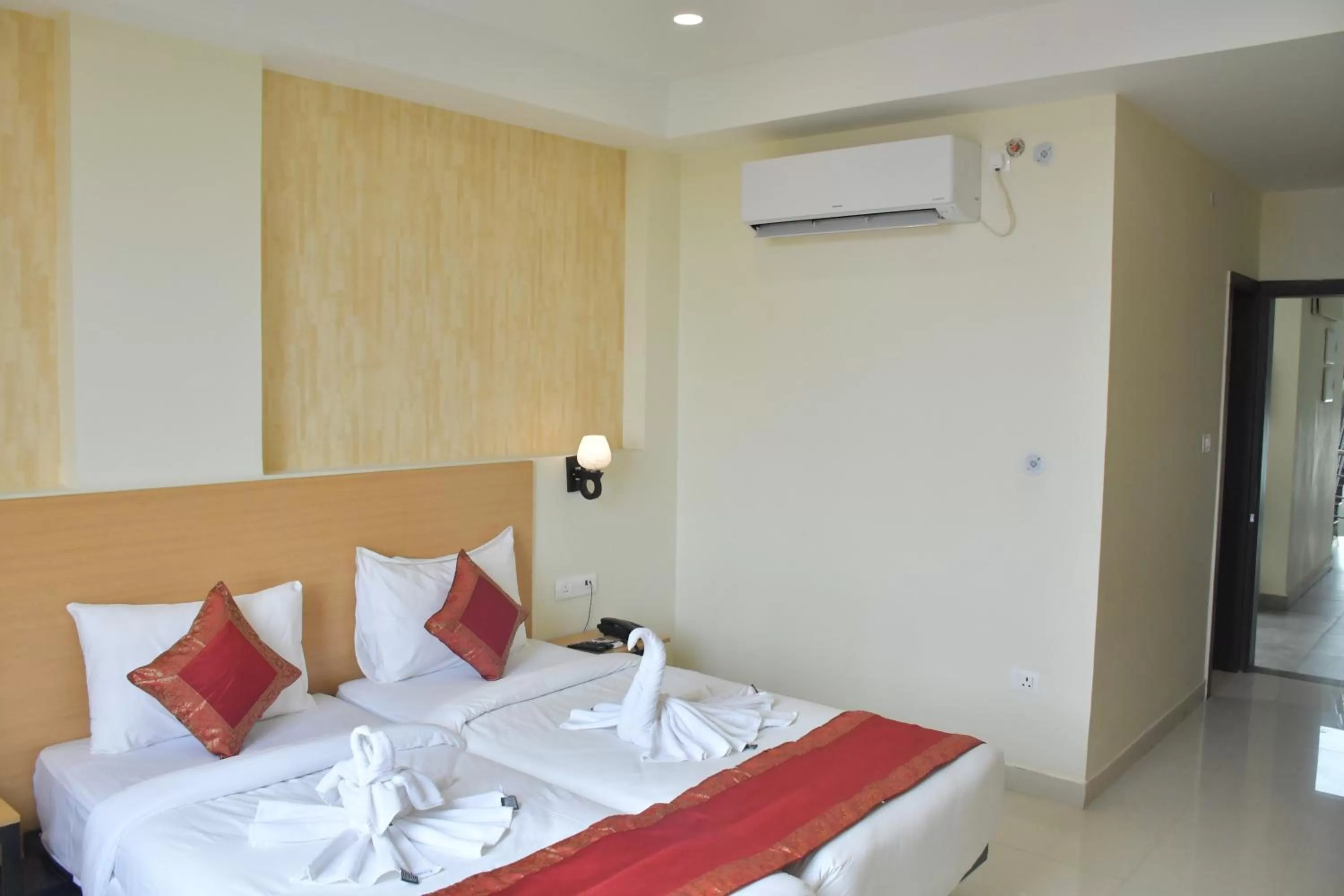 Bed in Hotel Yatharth Inn