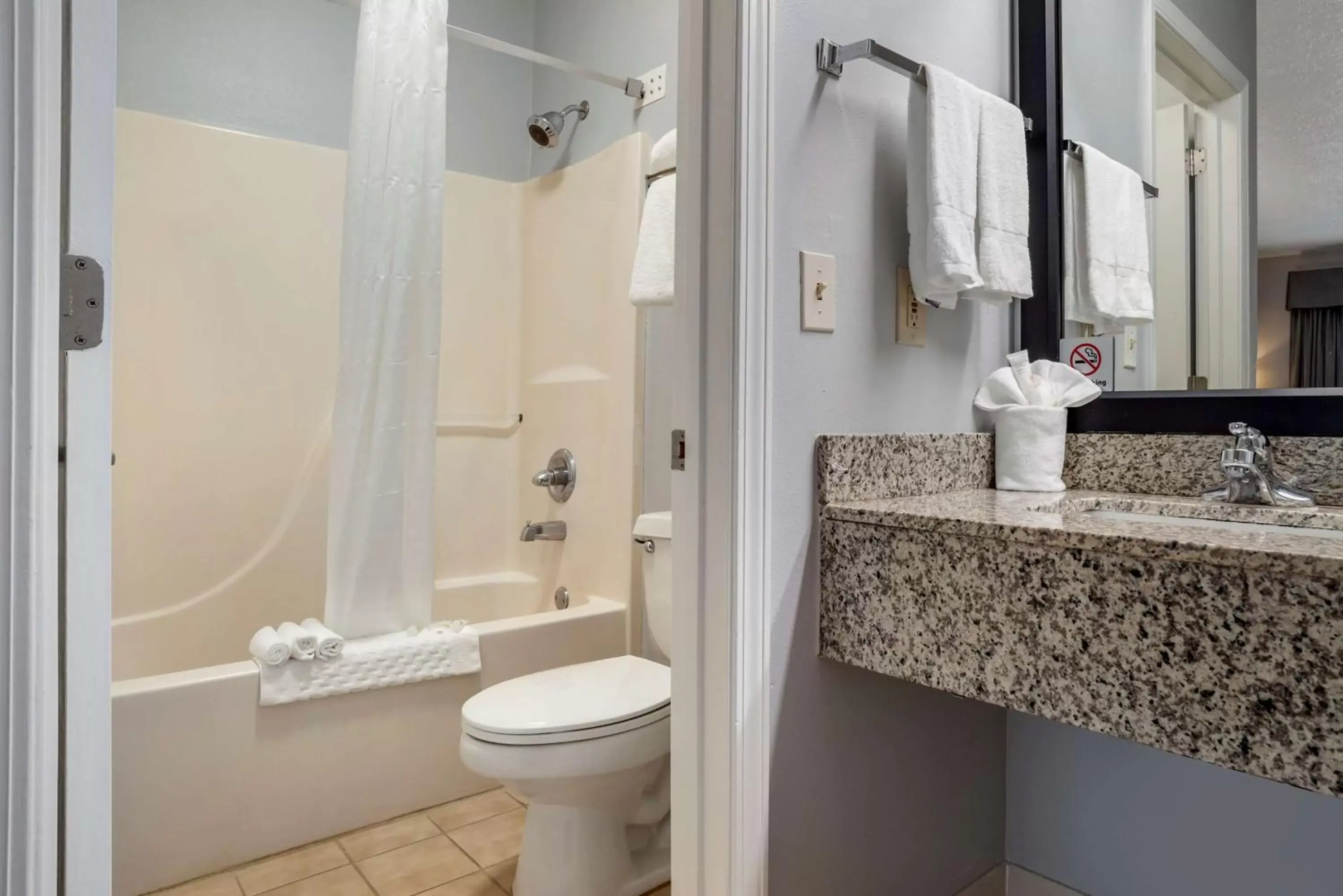 Shower, Bathroom in Best Western Navarre Waterfront