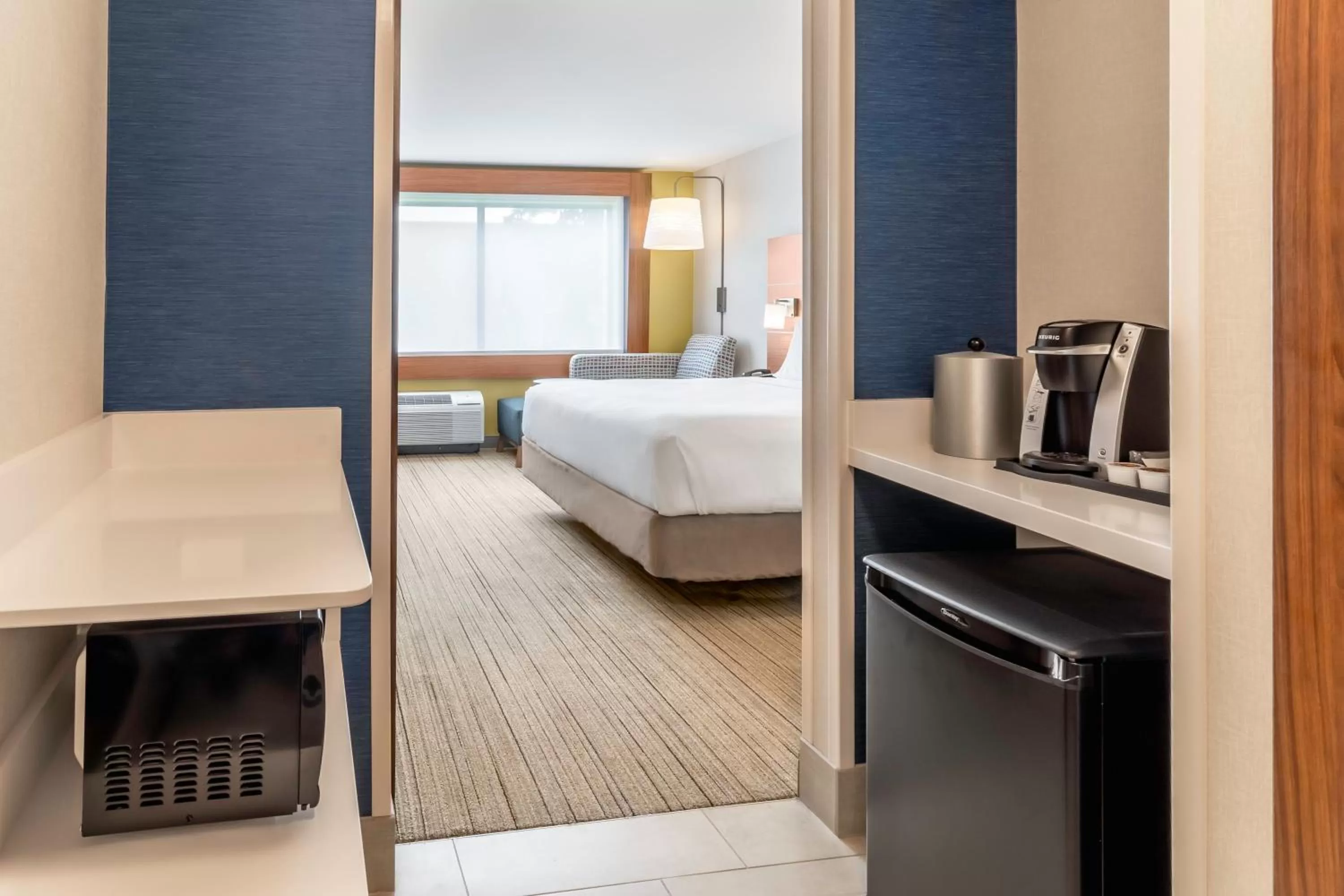 Photo of the whole room, Bed in Holiday Inn Express & Suites - Milwaukee West Allis by IHG