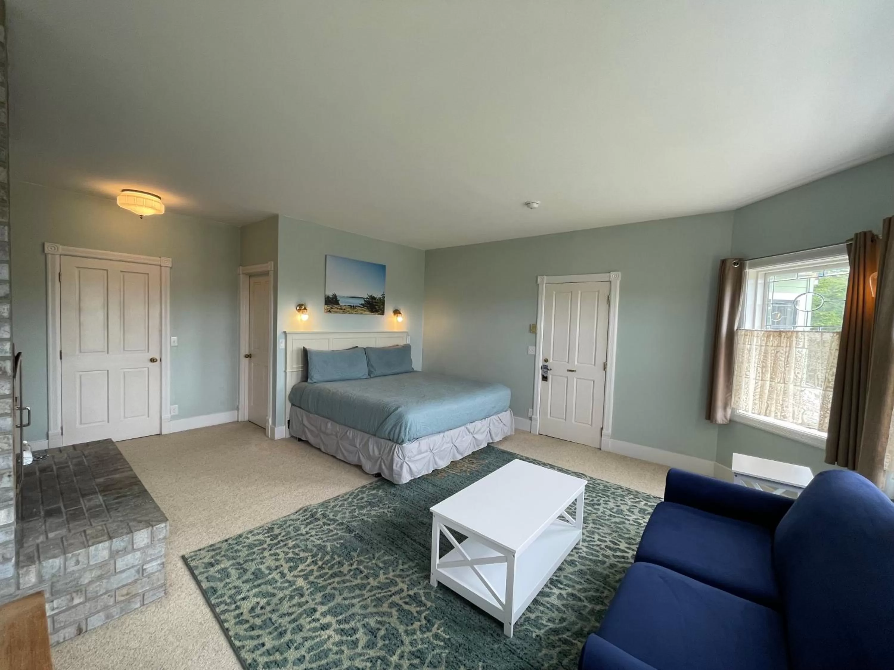 Bed in The Edenwild Boutique Inn