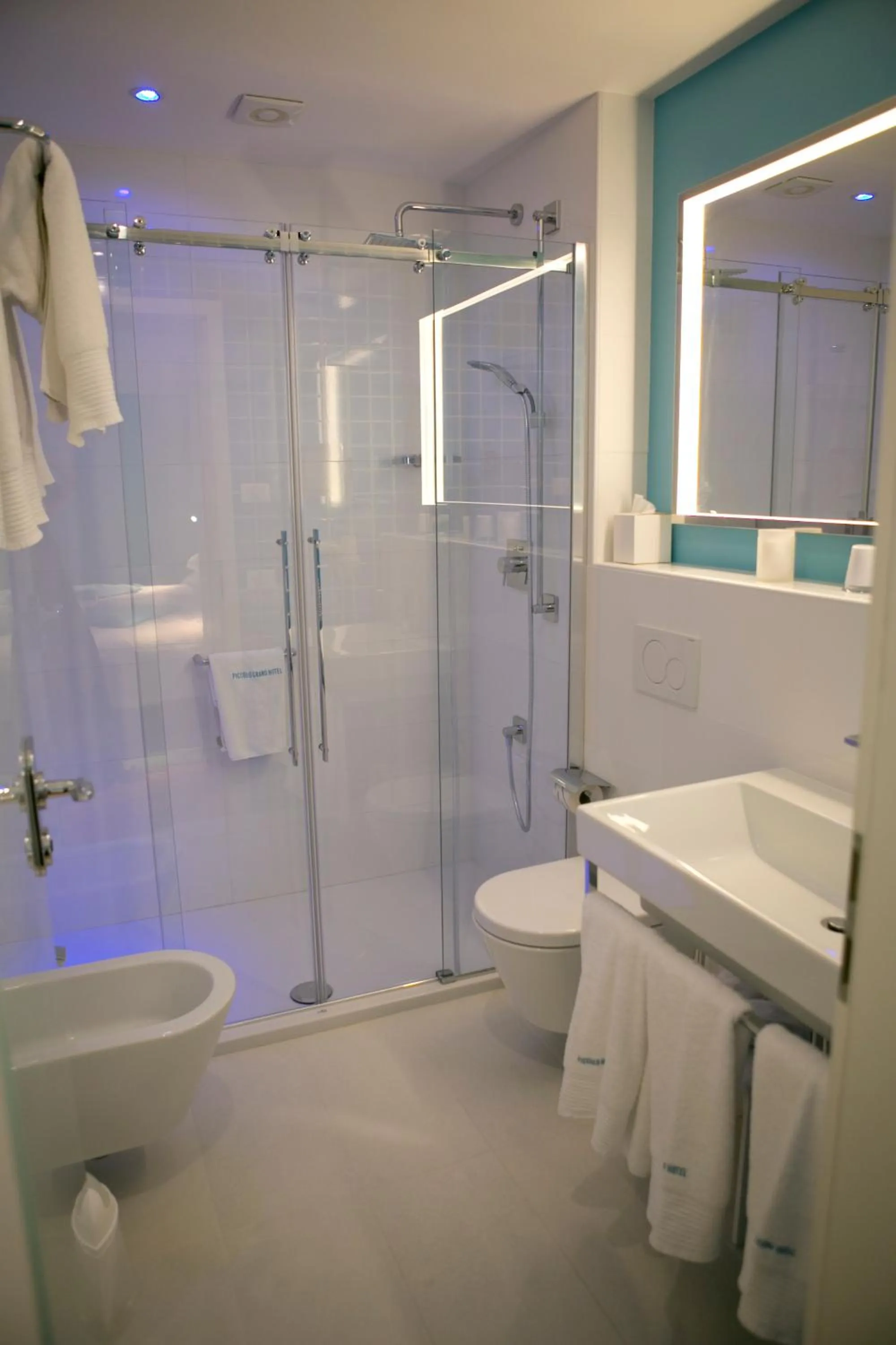 Shower in Piccolo Grand Hotel