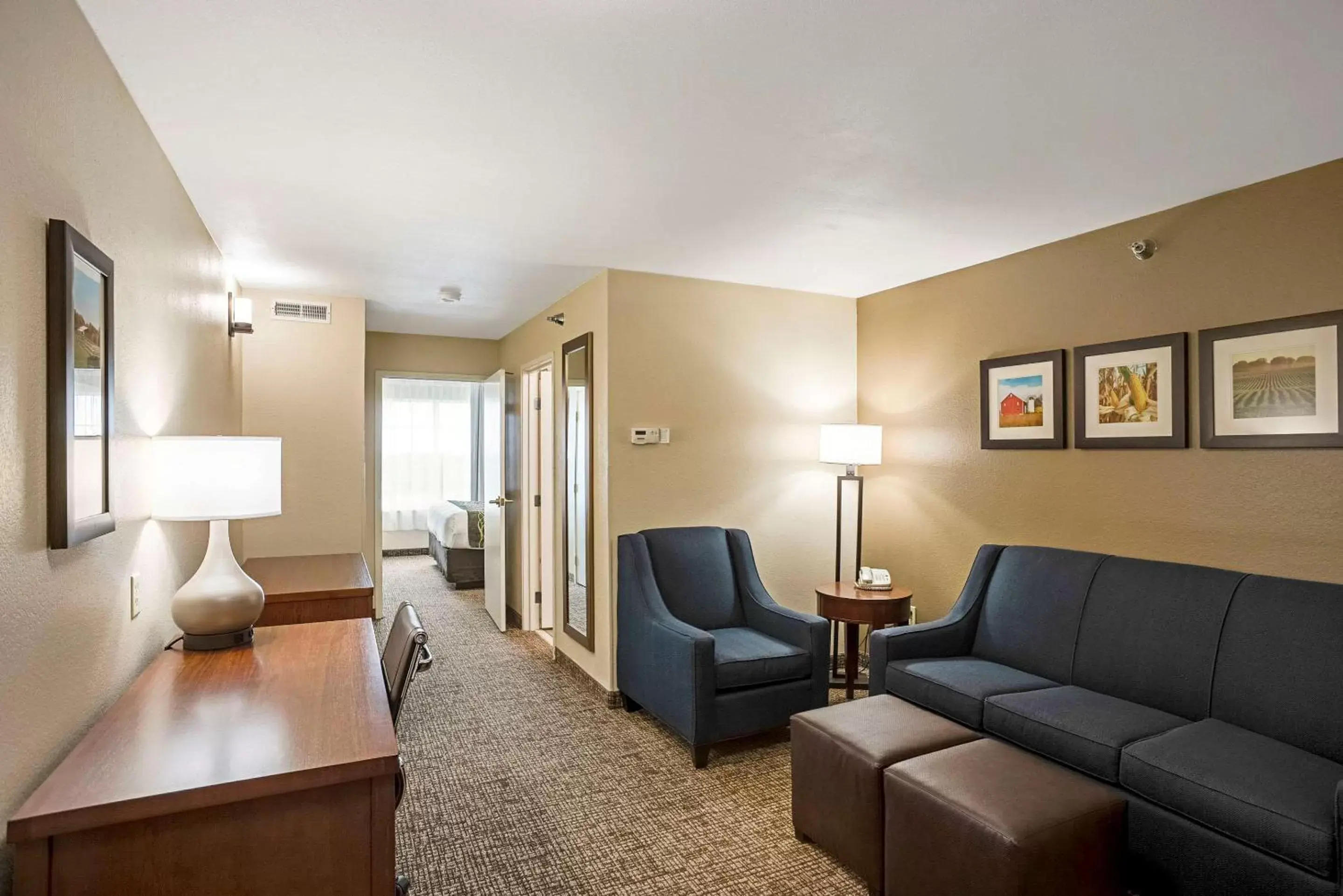Photo of the whole room, Seating Area in Comfort Inn & Suites Independence