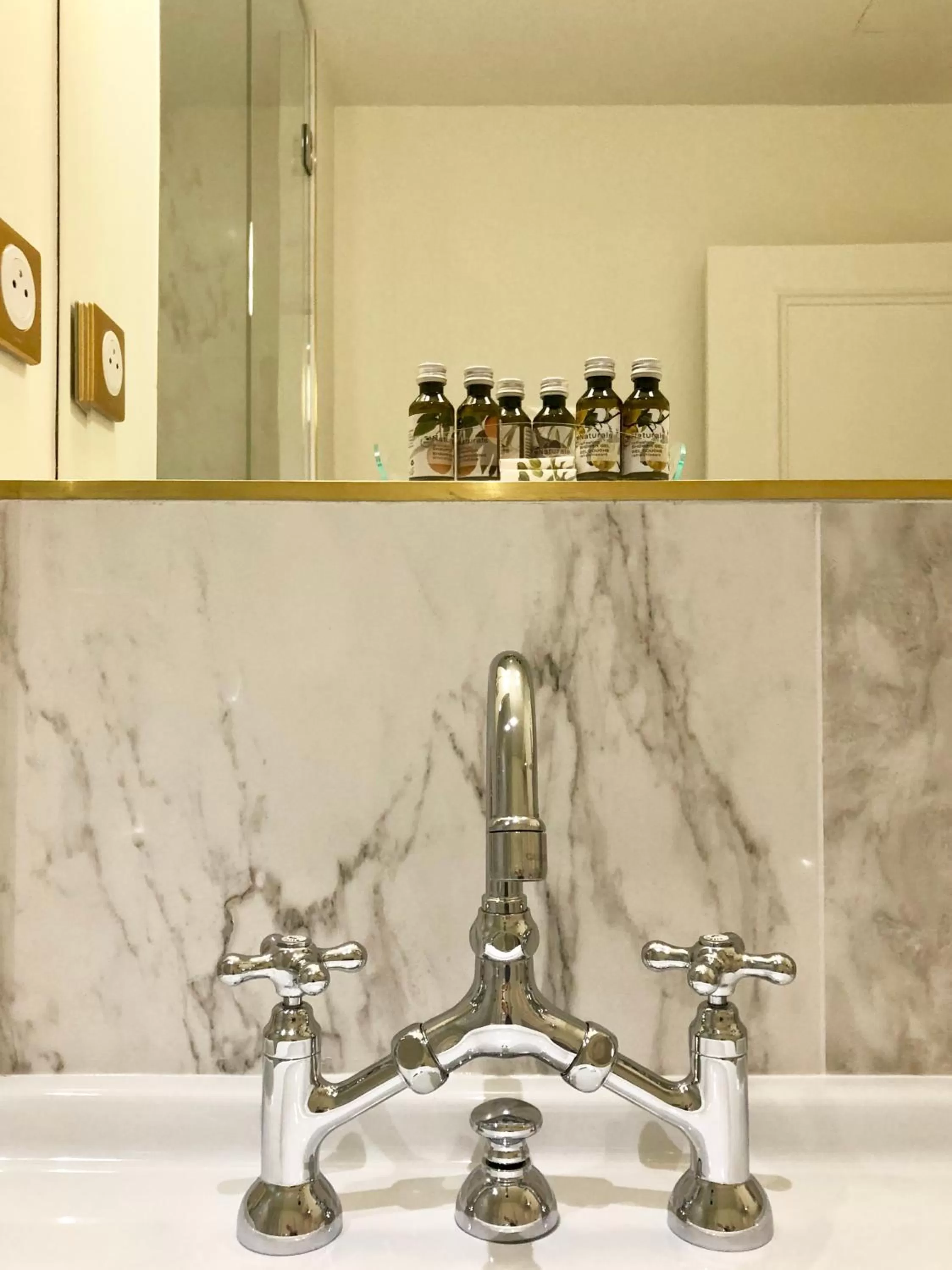 Bathroom in Hôtel Mayfair Paris