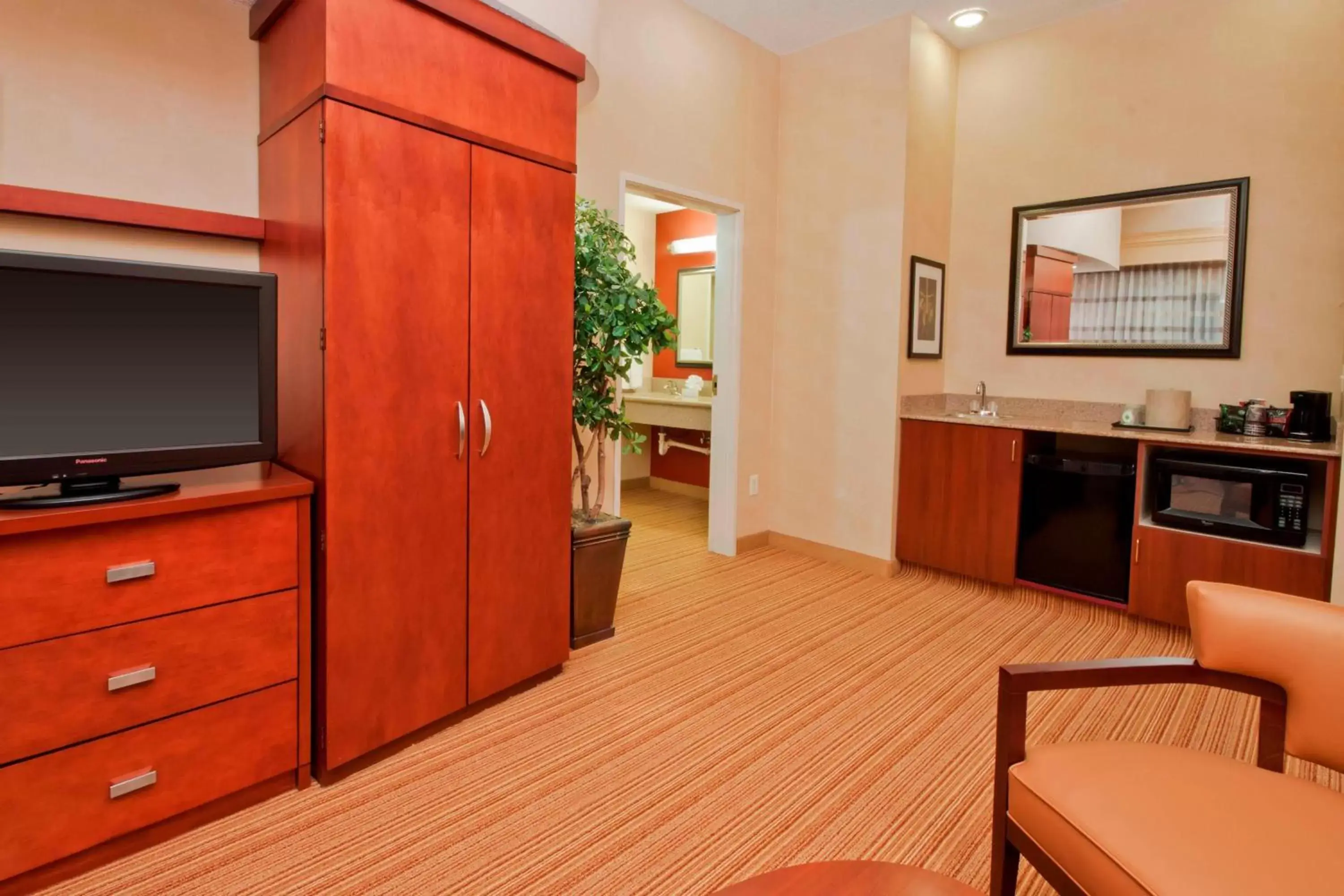 Bedroom, TV/Entertainment Center in Courtyard by Marriott Amarillo West/Medical Center