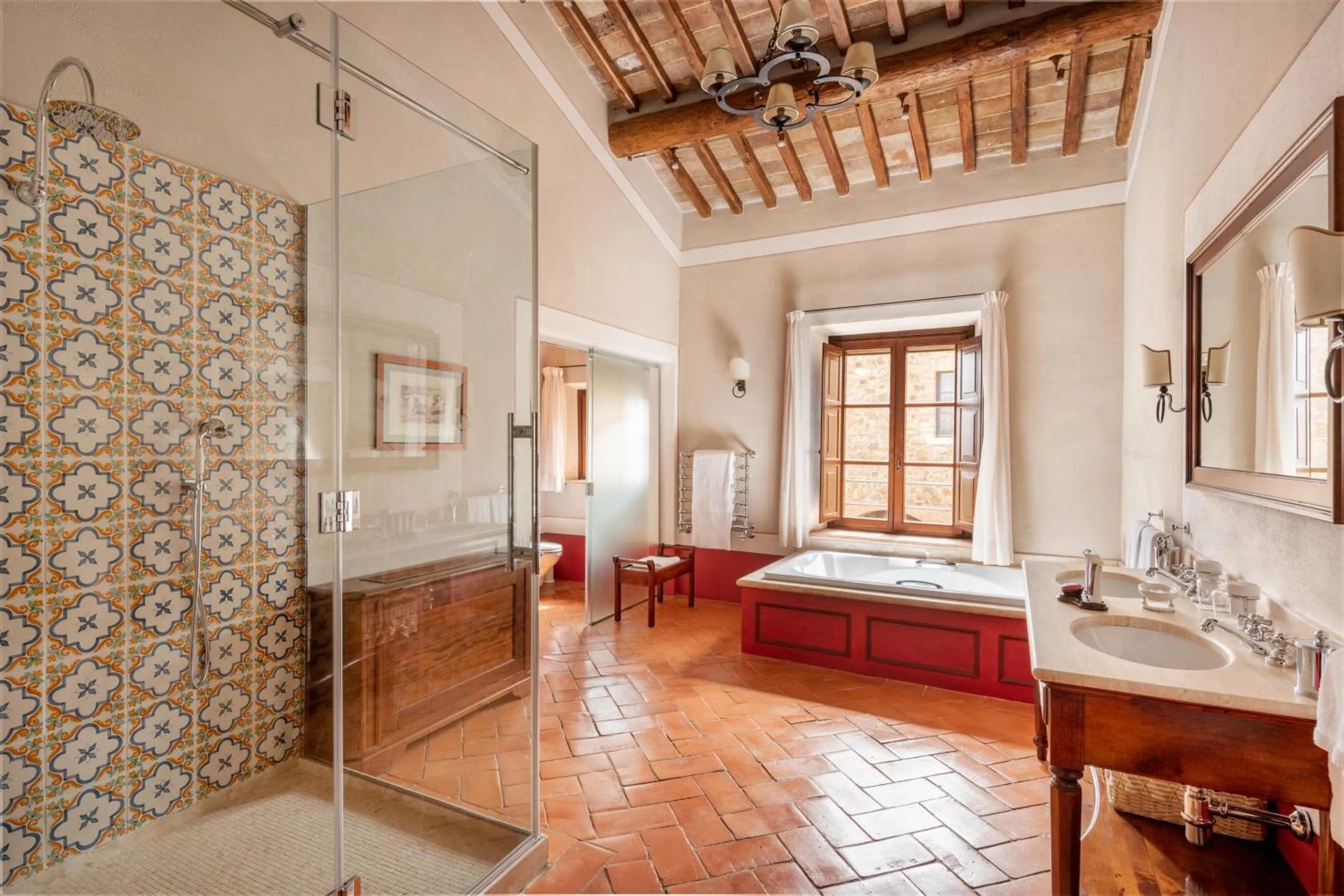 Bathroom, Bed in Castello Banfi - Il Borgo - Relais et Chateaux
