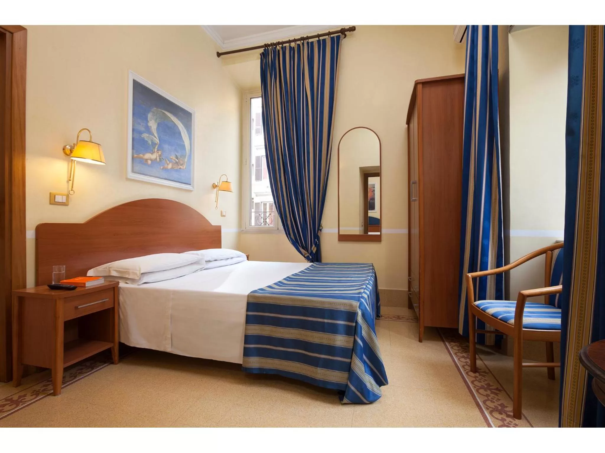 Photo of the whole room, Bed in Hotel Kennedy