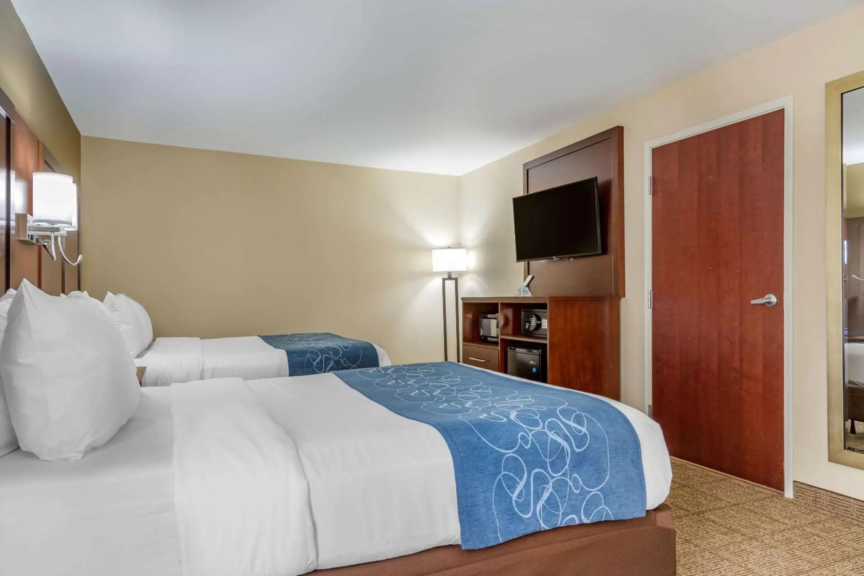 Photo of the whole room, Bed in Comfort Suites Savannah Gateway I-95