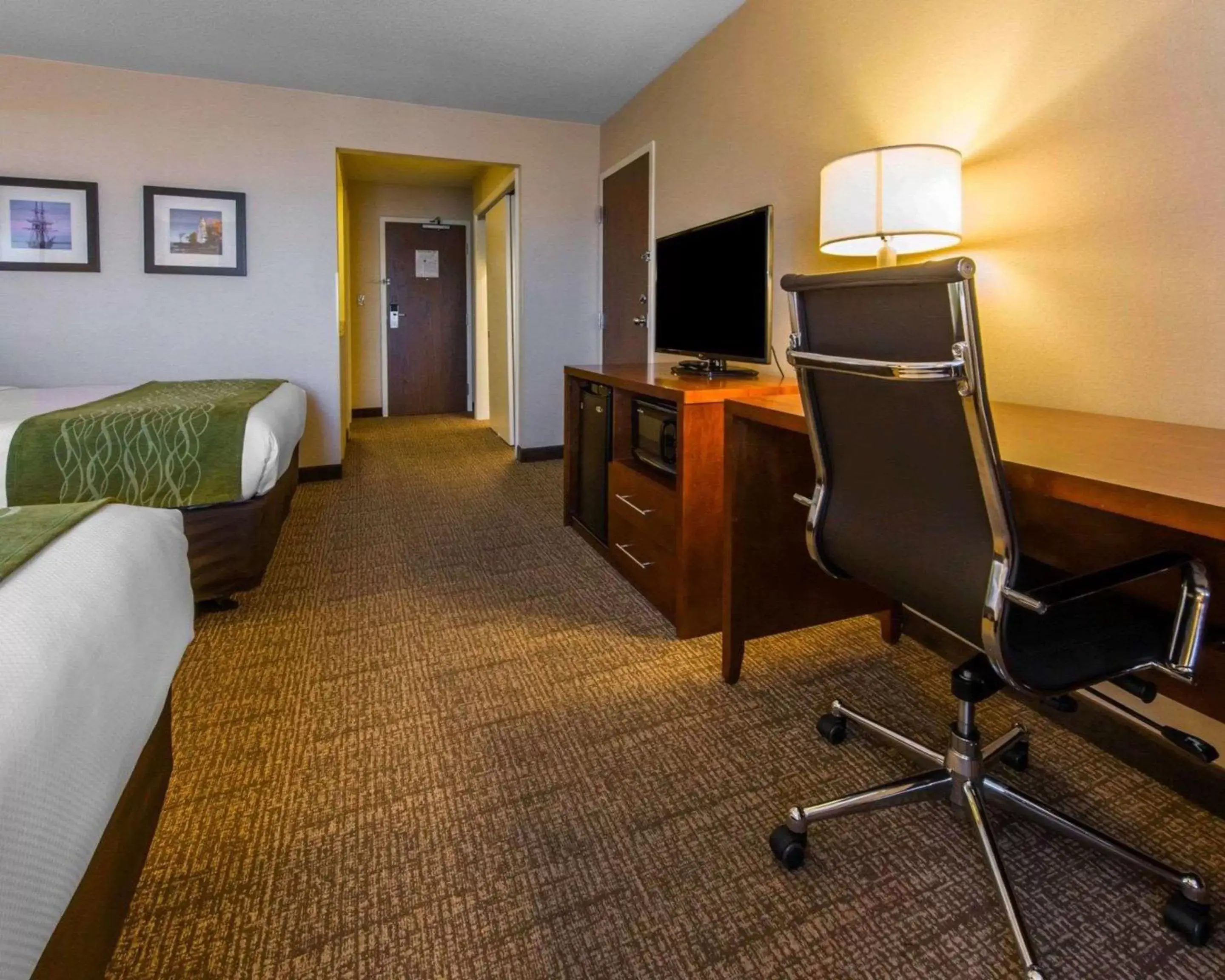 Photo of the whole room, TV/Entertainment Center in Comfort Inn & Suites Erie