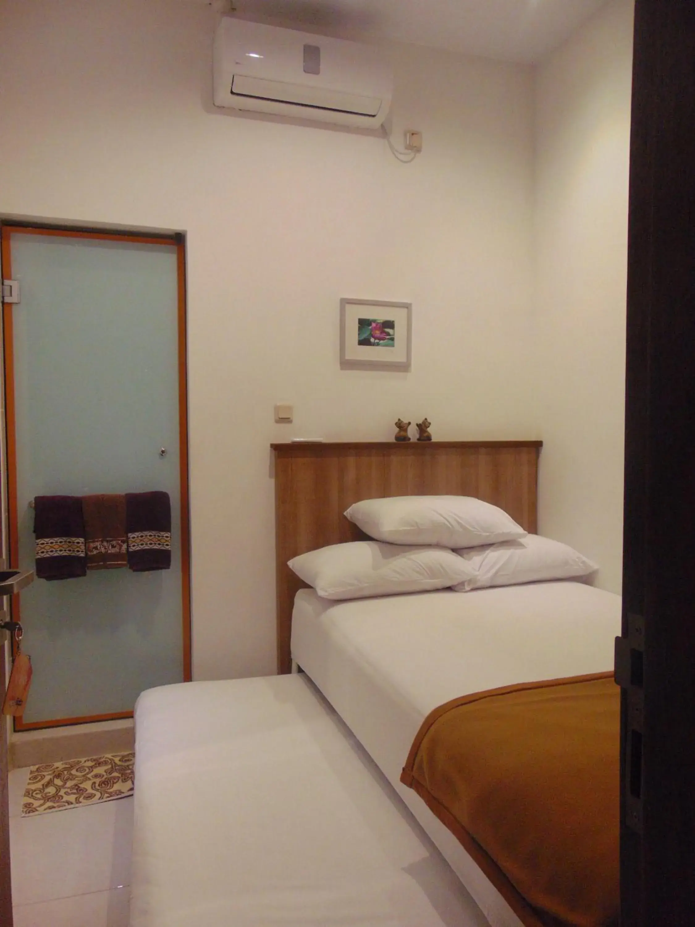 Bed in Cabin Hotel Bhayangkara