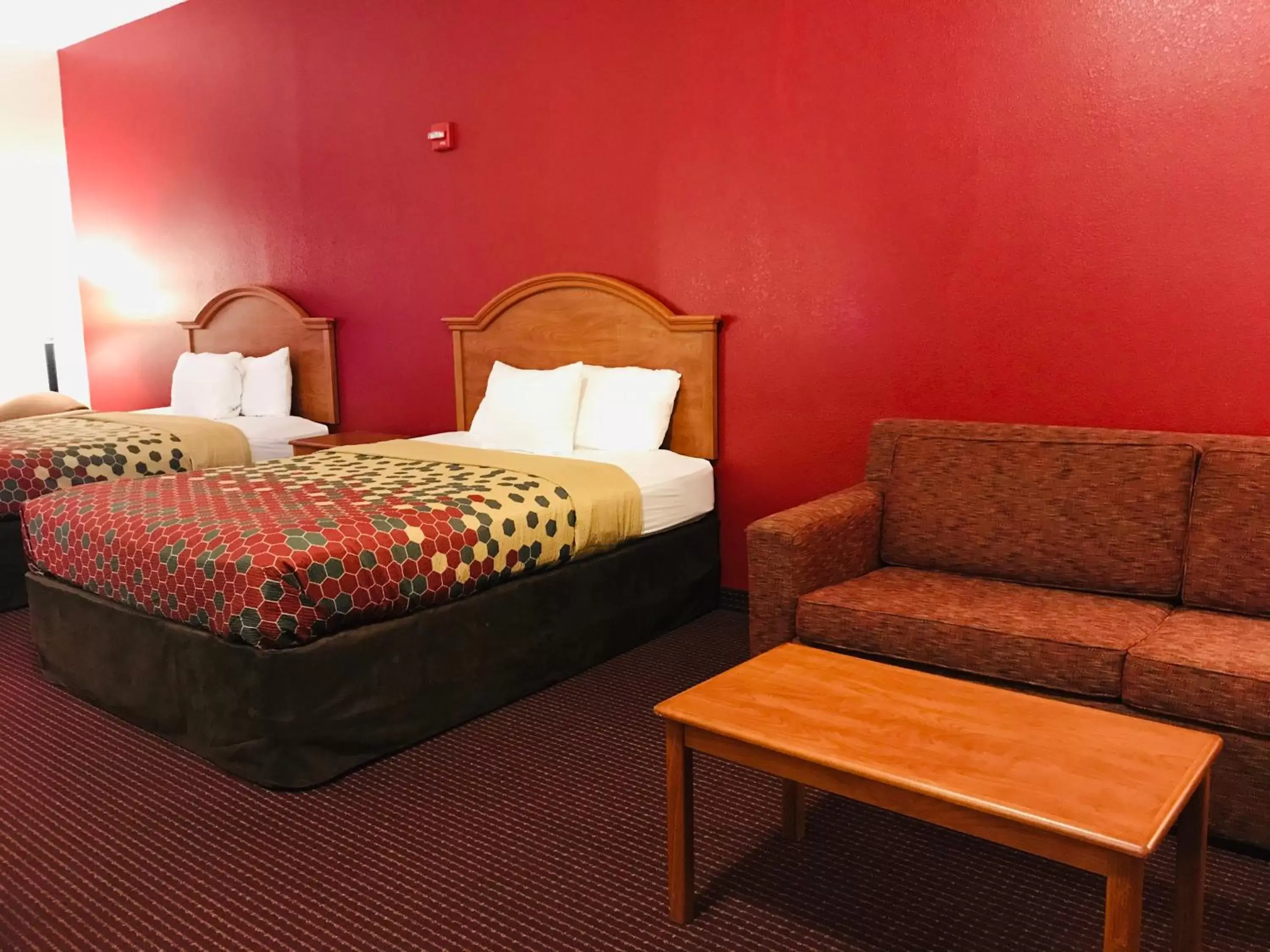 Bedroom, Bed in Econo Lodge Inn & Suites Beaumont