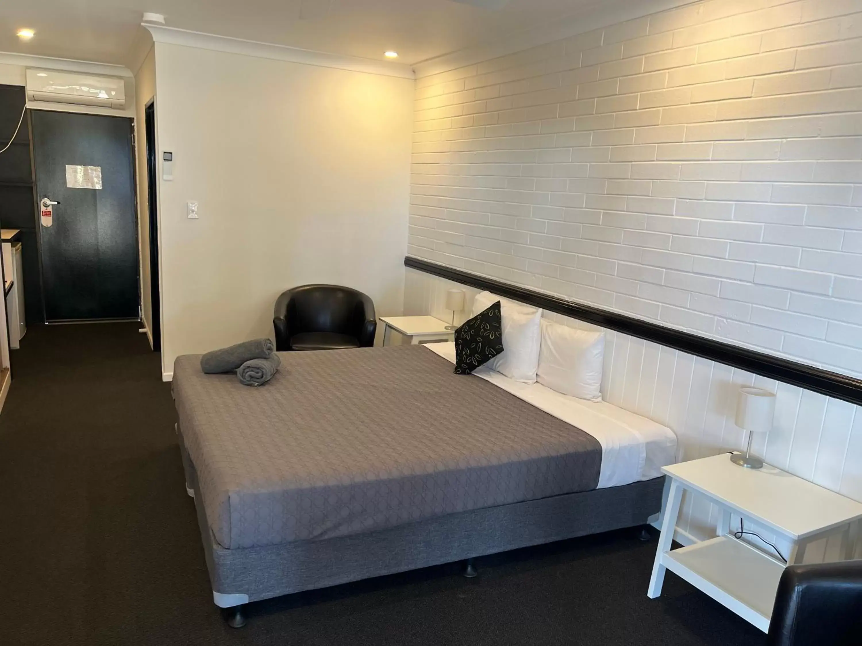 Bed in Albert Park Motor Inn-KING BED IN EVERY ROOM-RENOVATED 2022