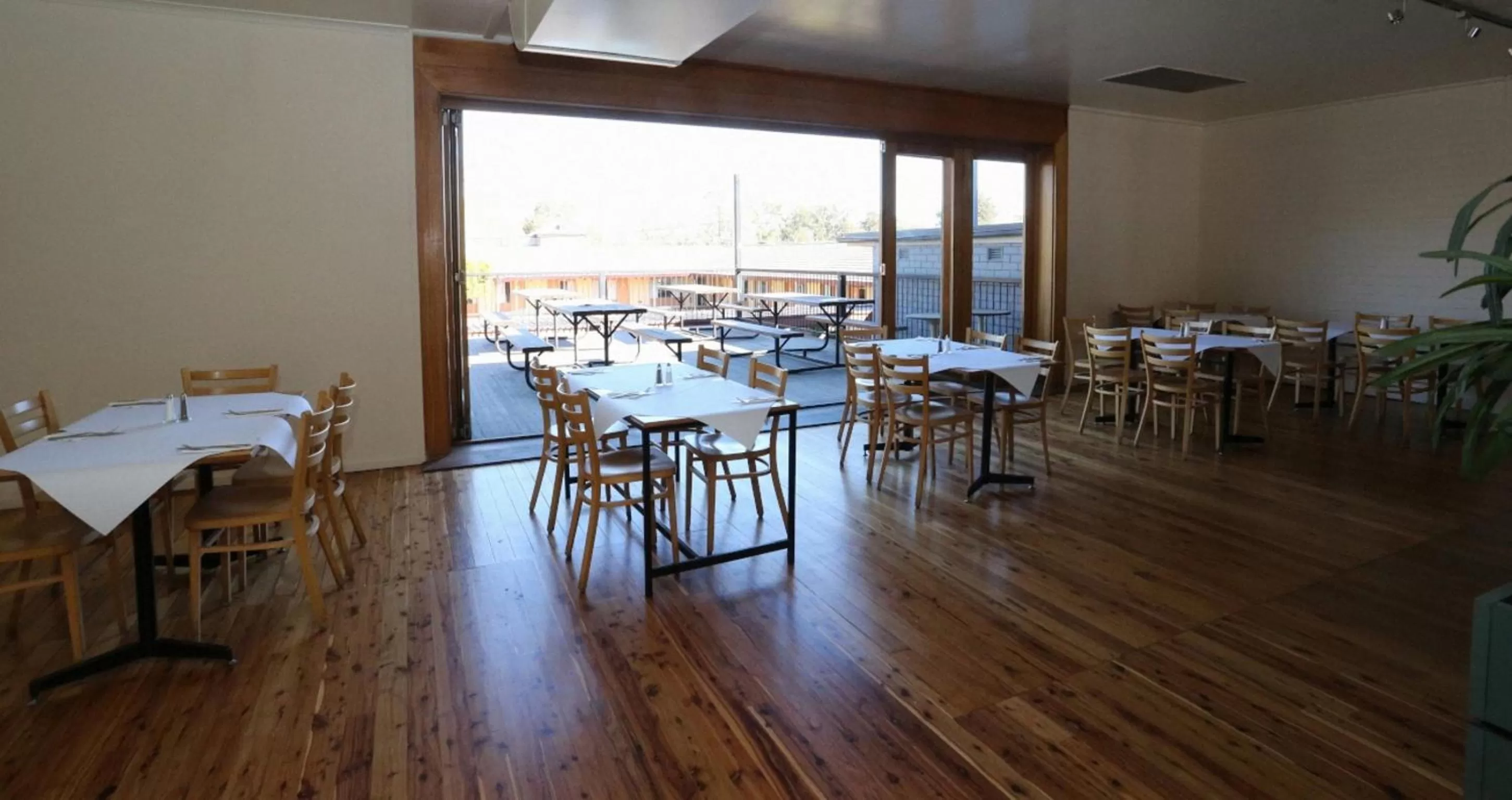 Restaurant/places to eat in Townhouse Motel Cowra