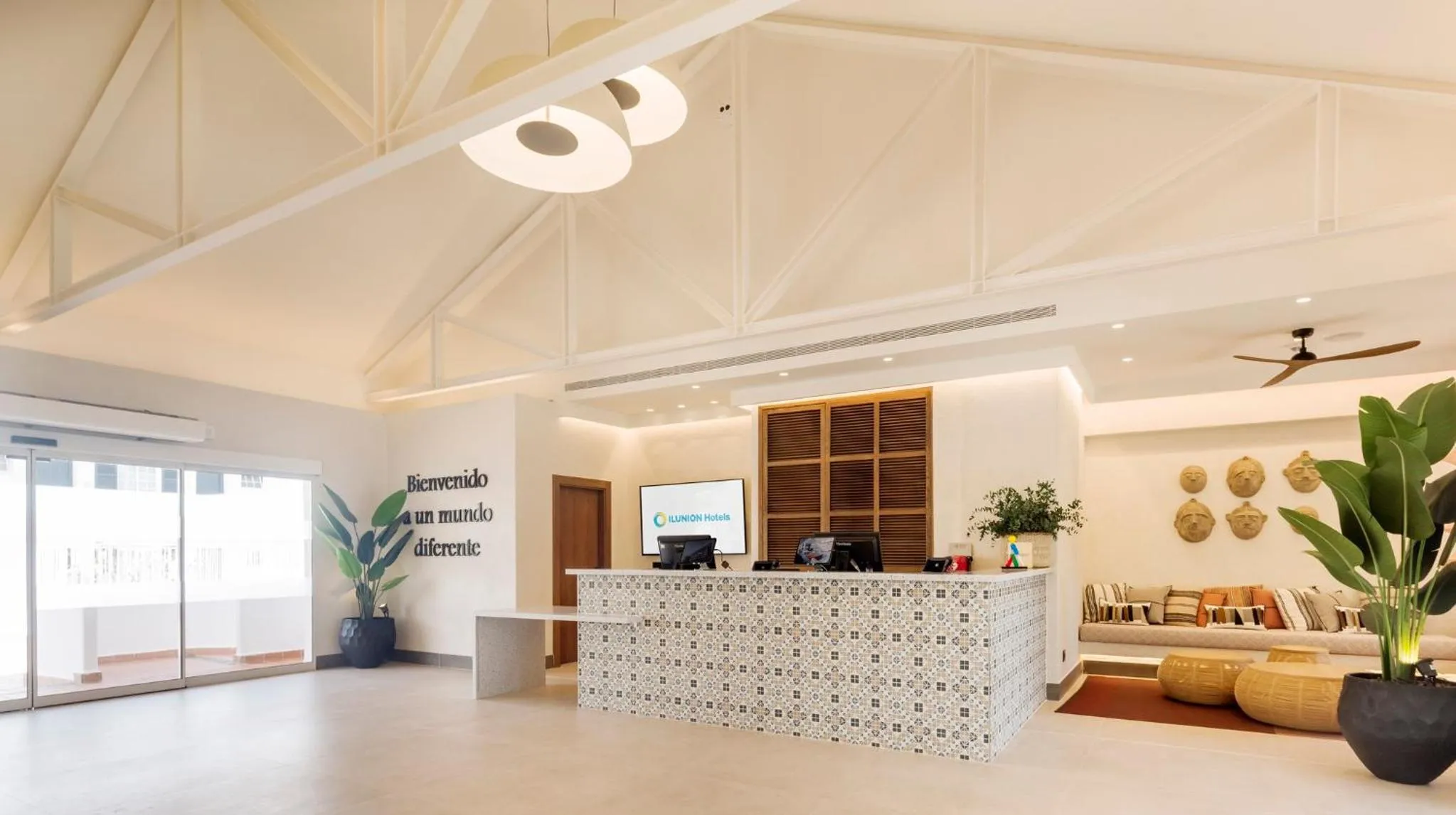 Lobby or reception in Ilunion Menorca