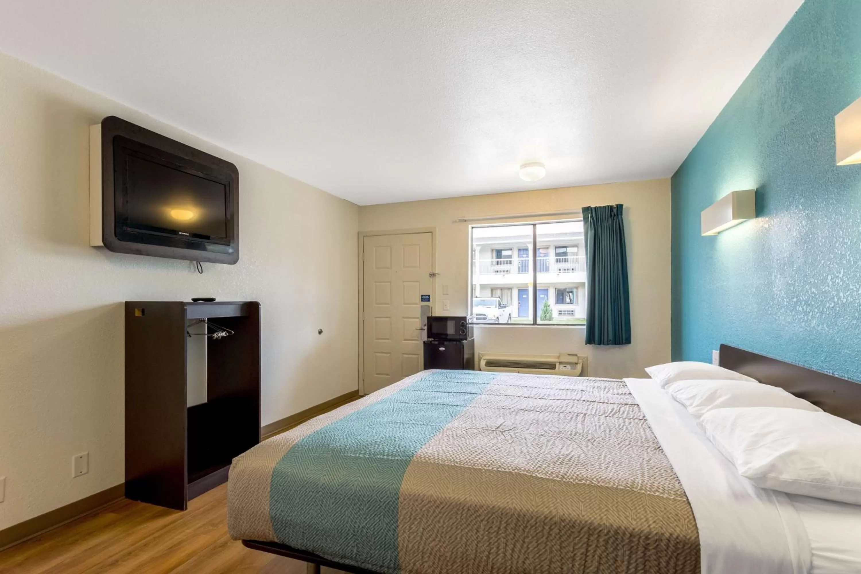 Photo of the whole room, Bed in Motel 6-Bryan, TX - College Station