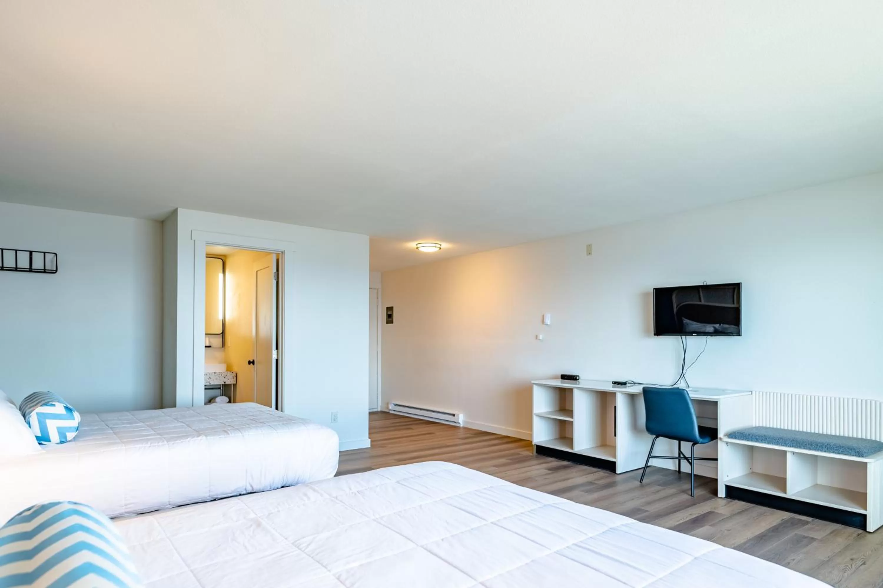 Bedroom, Bed in Seagull Beachfront Inn
