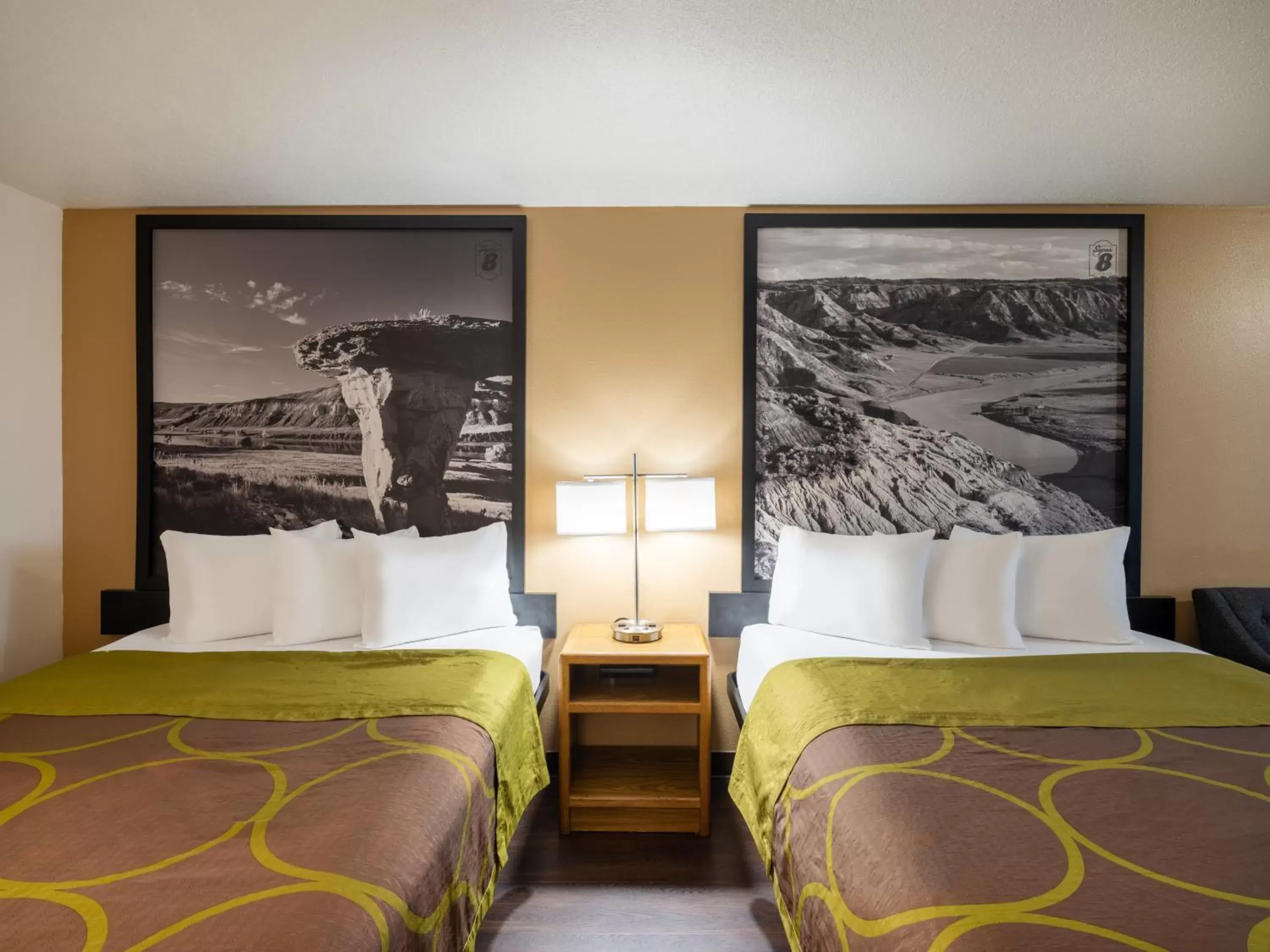 Bedroom, Bed in Super 8 by Wyndham Hardin Little Bighorn Battlefield