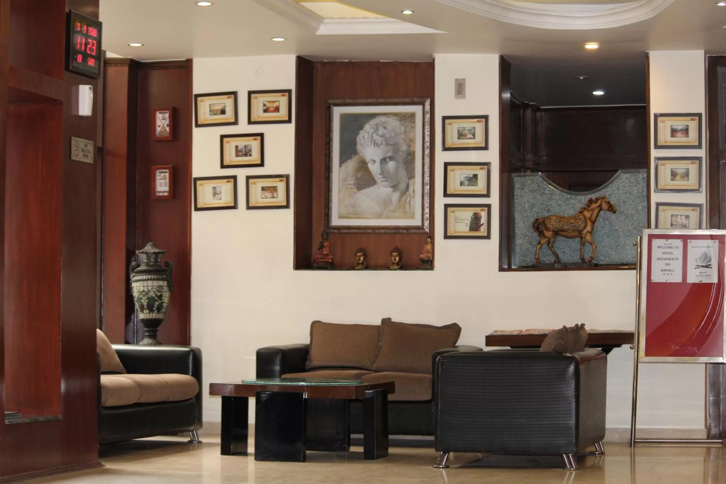 Seating area in Hotel Broadways Inn