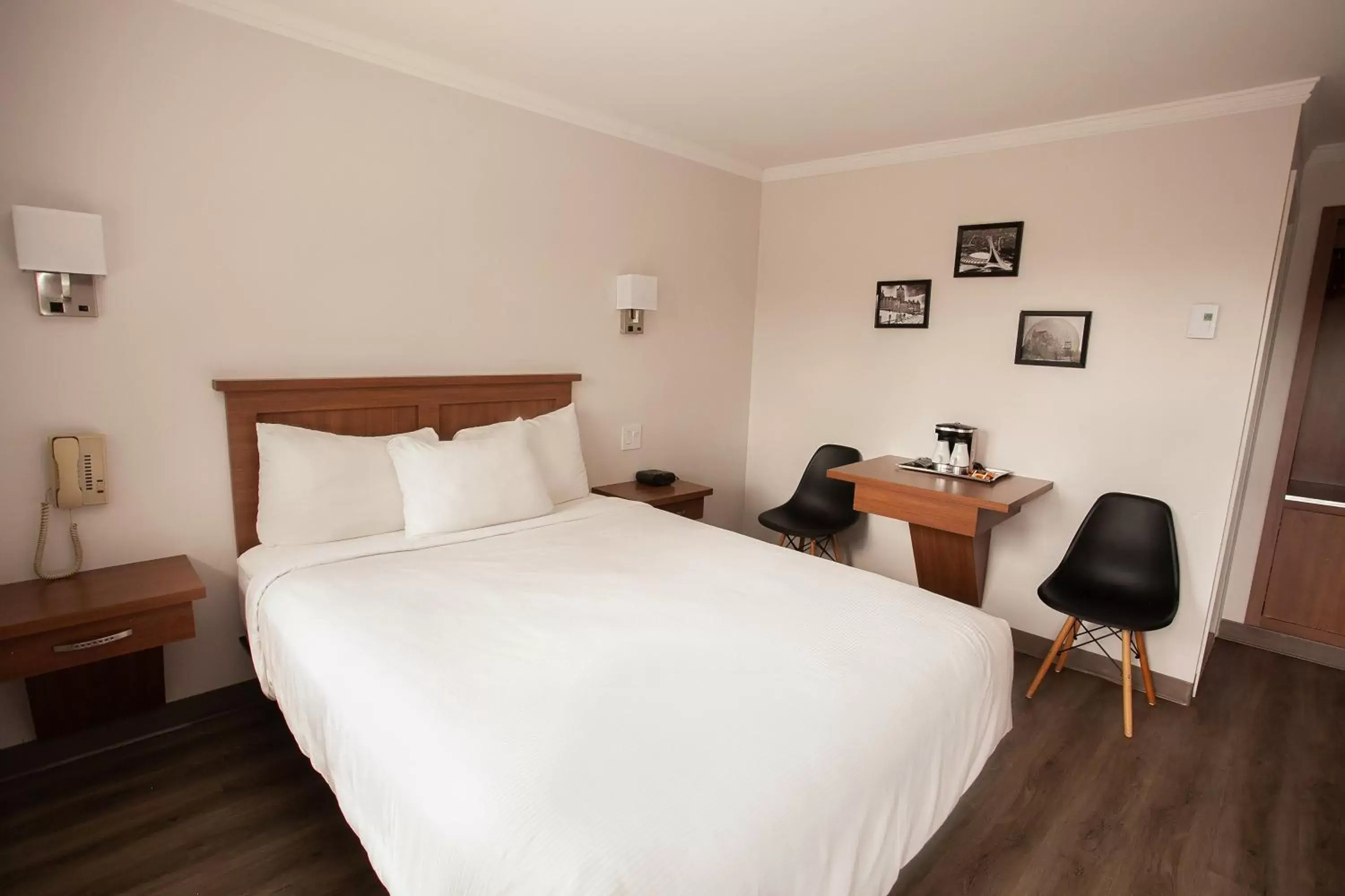 Photo of the whole room, Bed in Motel Newstar Laval