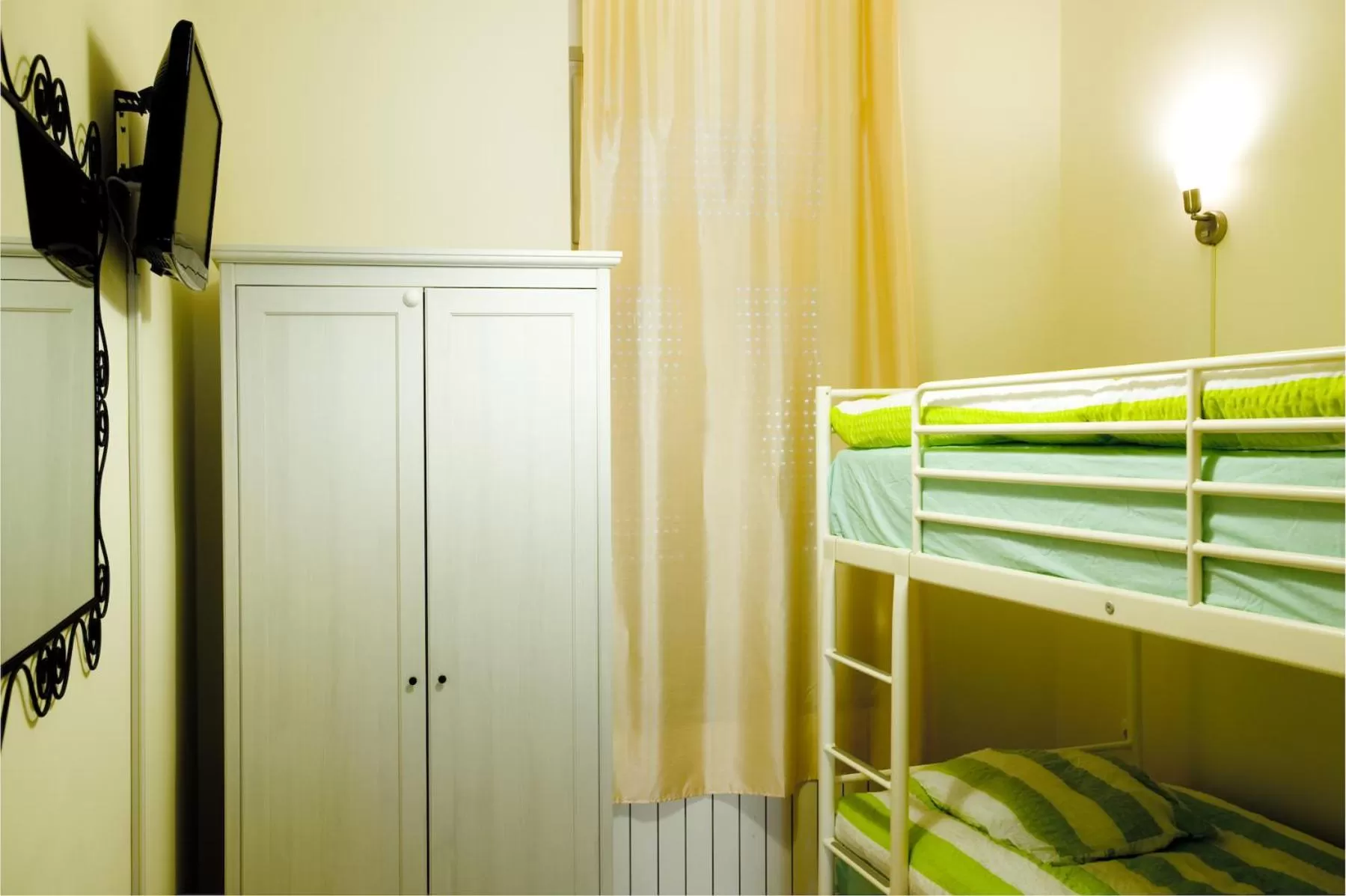 bunk bed, Bed in Hostel Sonce