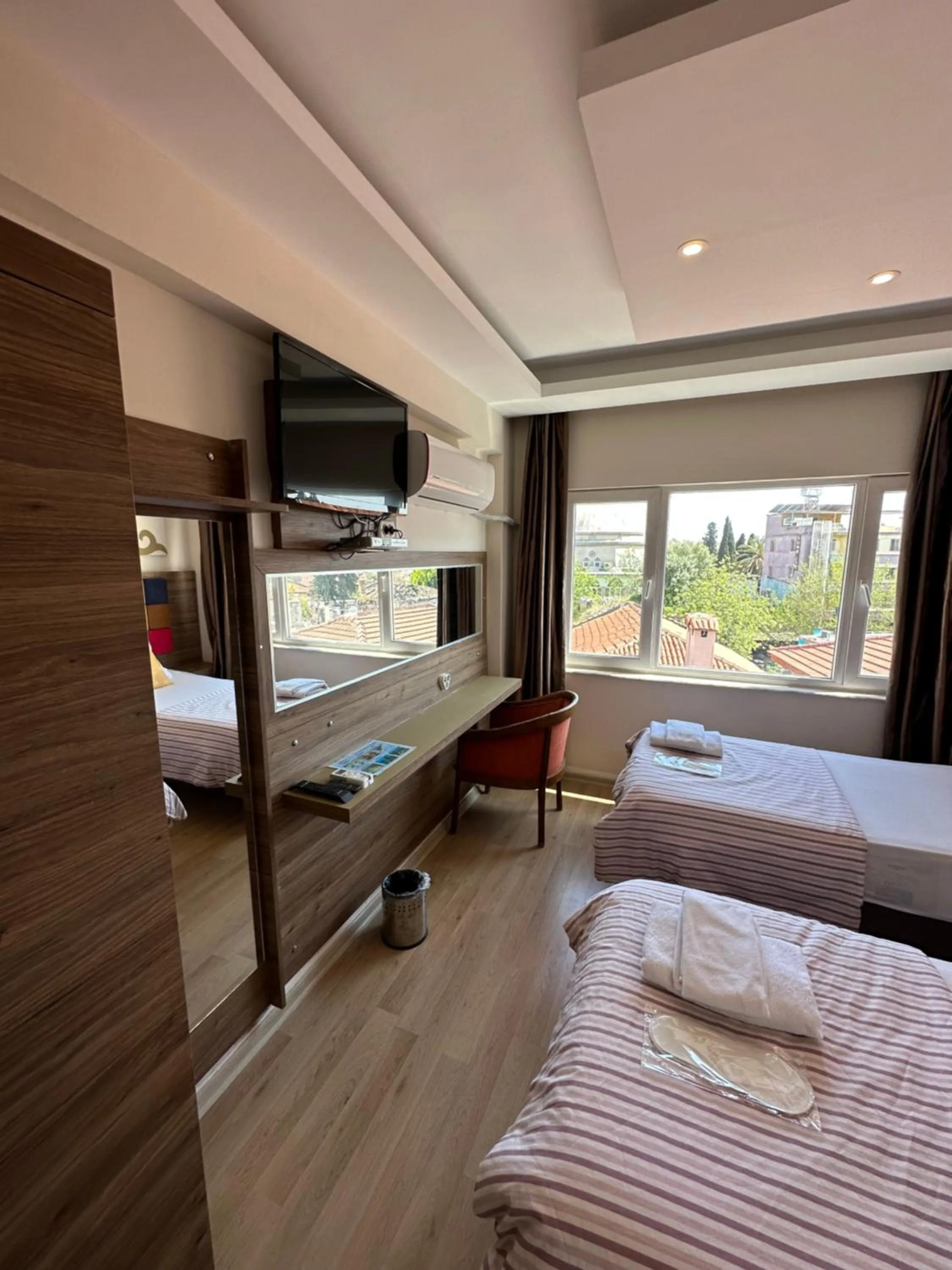 Communal lounge/ TV room, Bed in Hotel Twenty