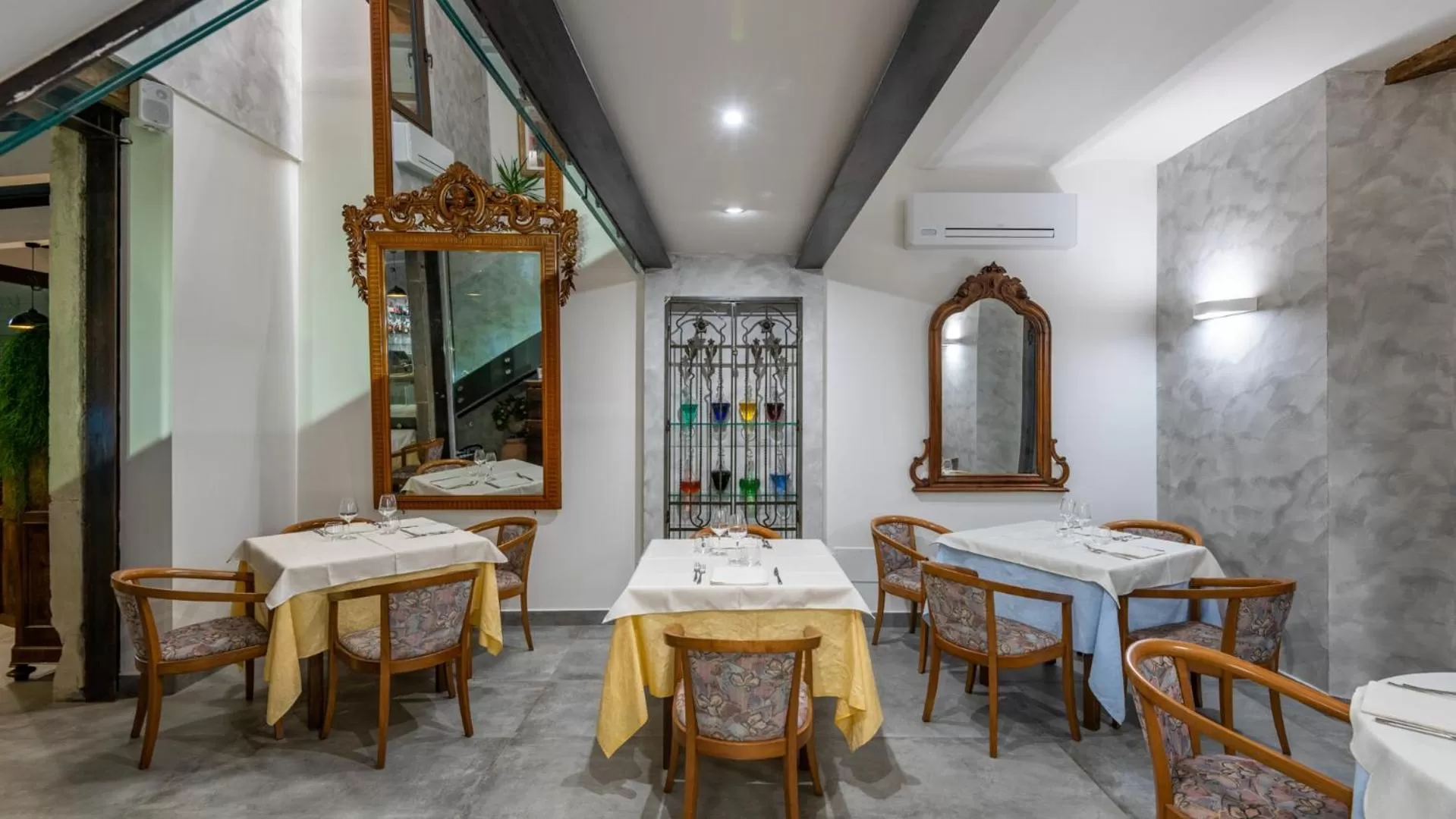 Restaurant/places to eat in Hotel Roma