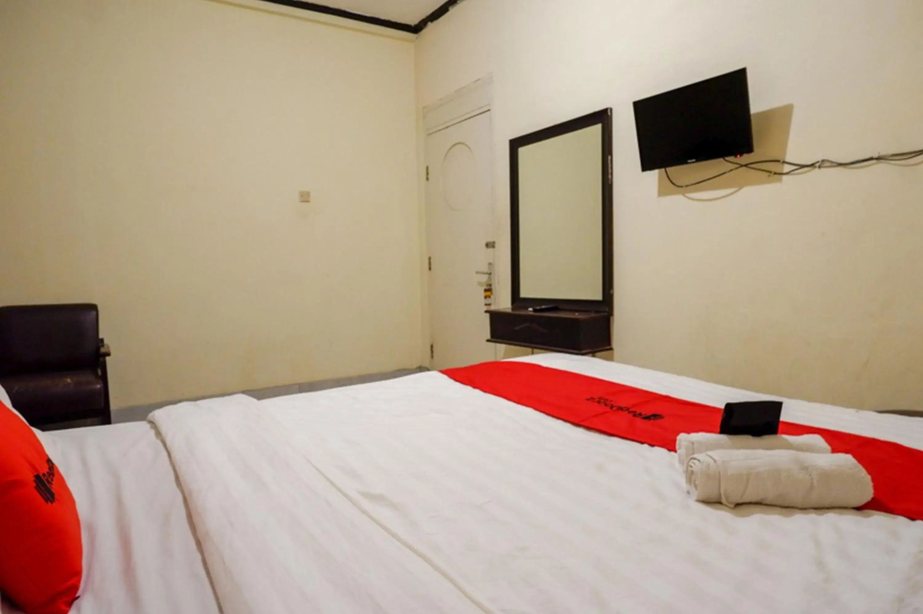 Photo of the whole room, Bed in RedDoorz @ Hotel Citra Indah