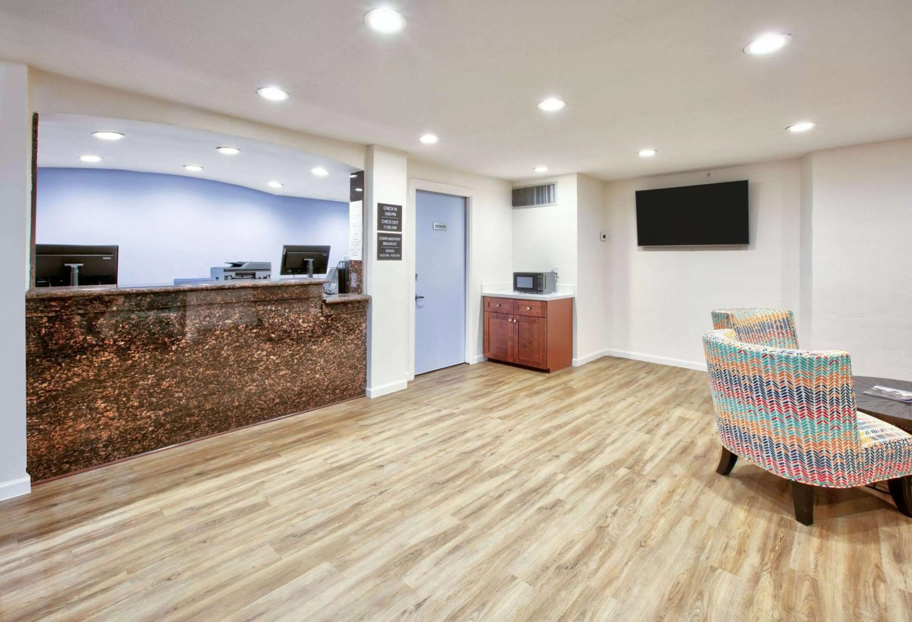 Lobby or reception in Super 8 by Wyndham Victoria - South - Hwy 59