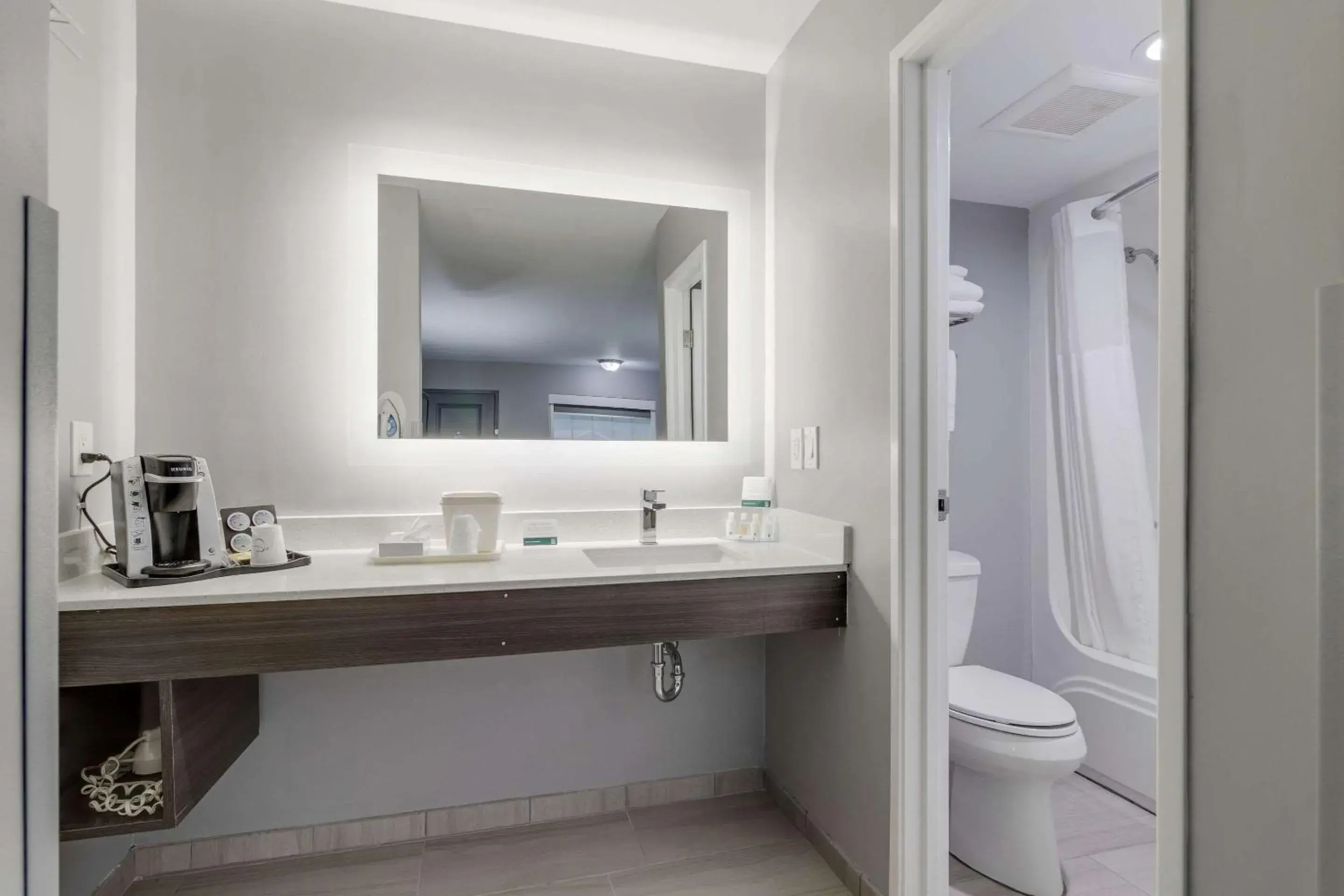 Bedroom, Bathroom in Quality Inn Interstate