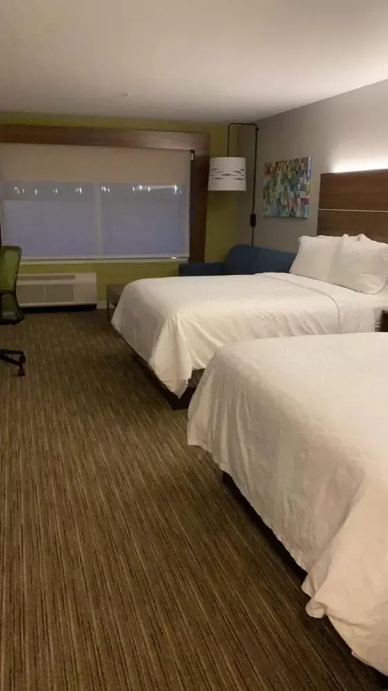 Bed in Holiday Inn Express & Suites - Gettysburg, an IHG Hotel