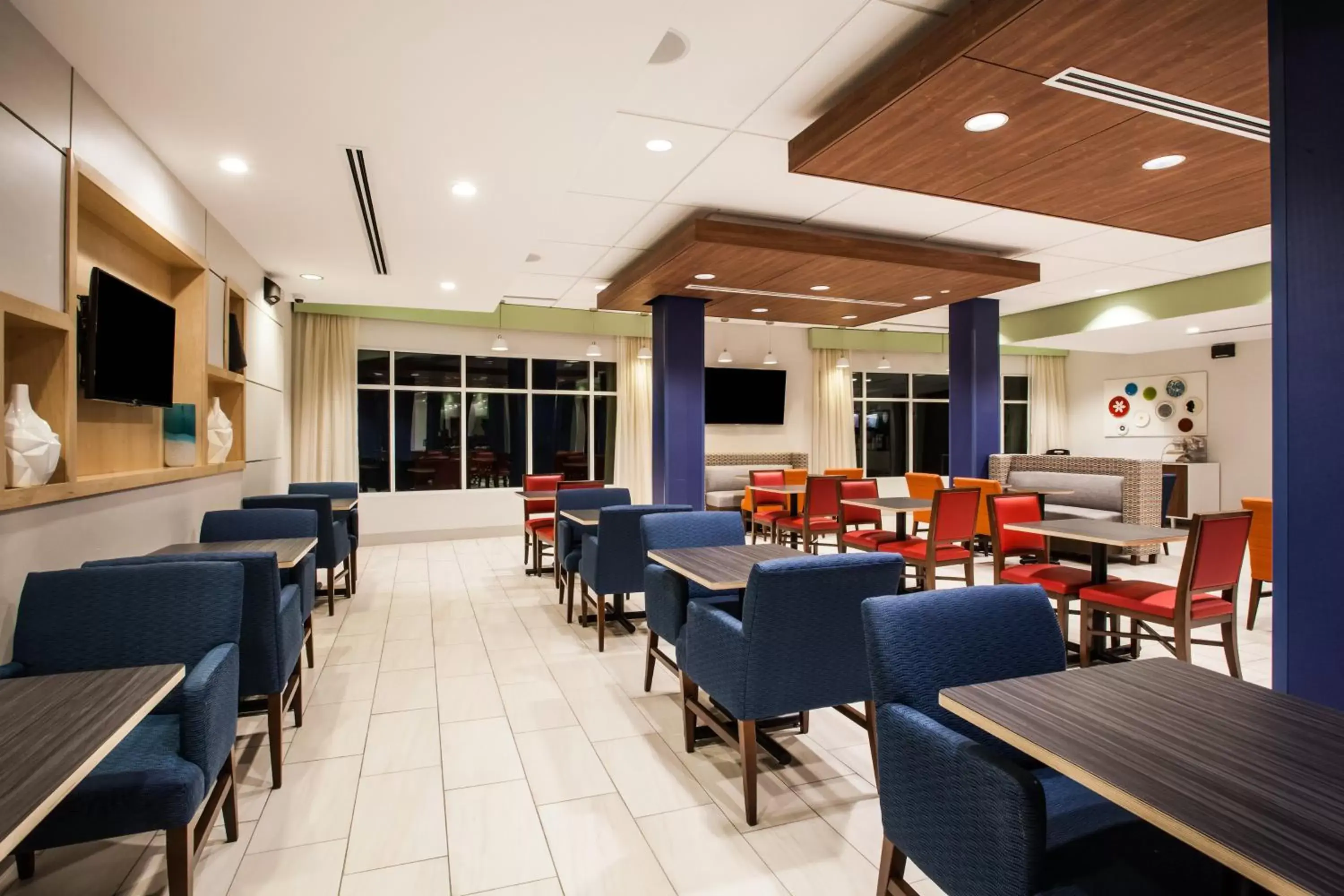 Property building, Restaurant/Places to Eat in Holiday Inn Express & Suites Lexington Park California, an IHG Hotel