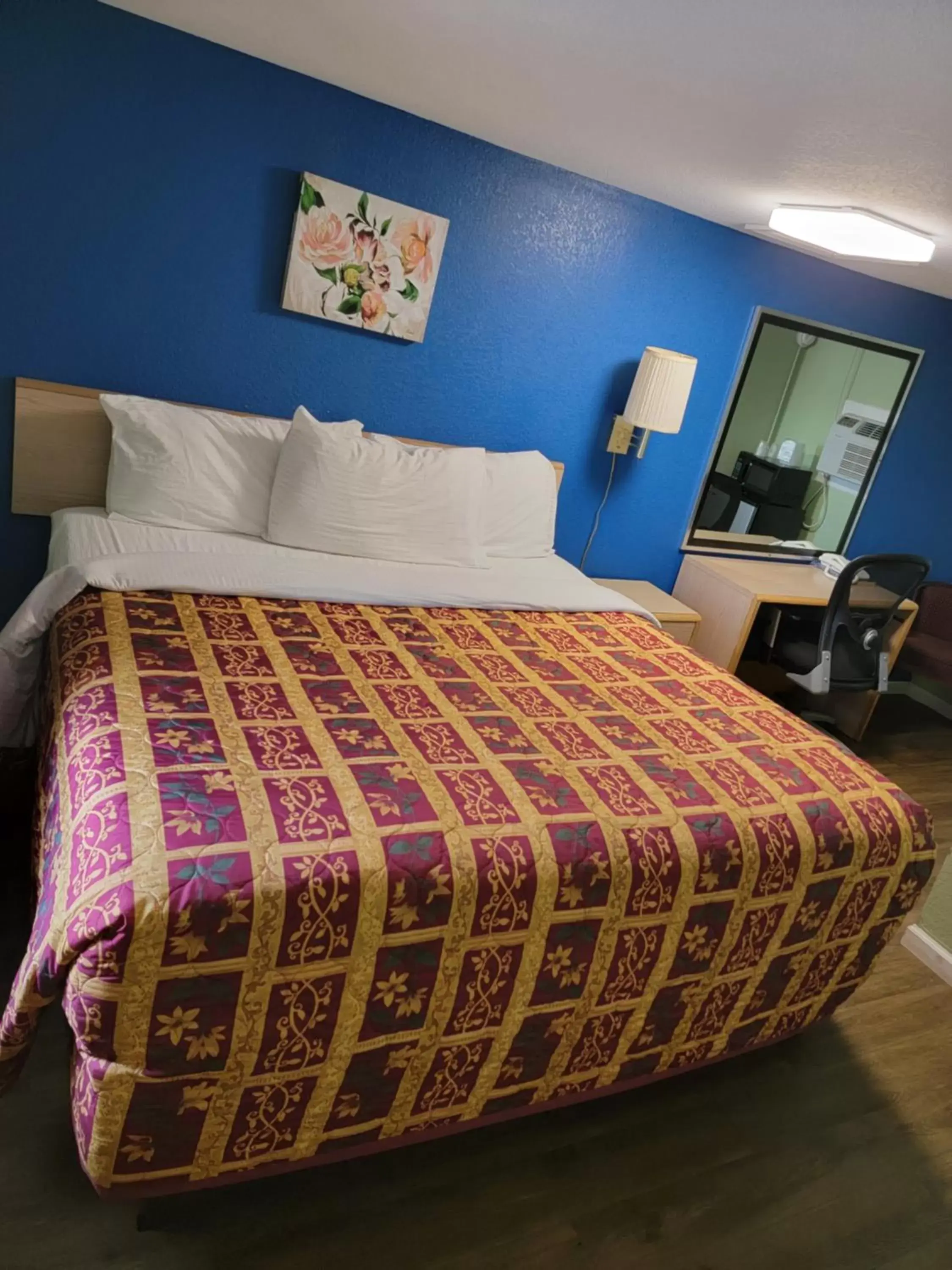 Bed in Plaza Motel