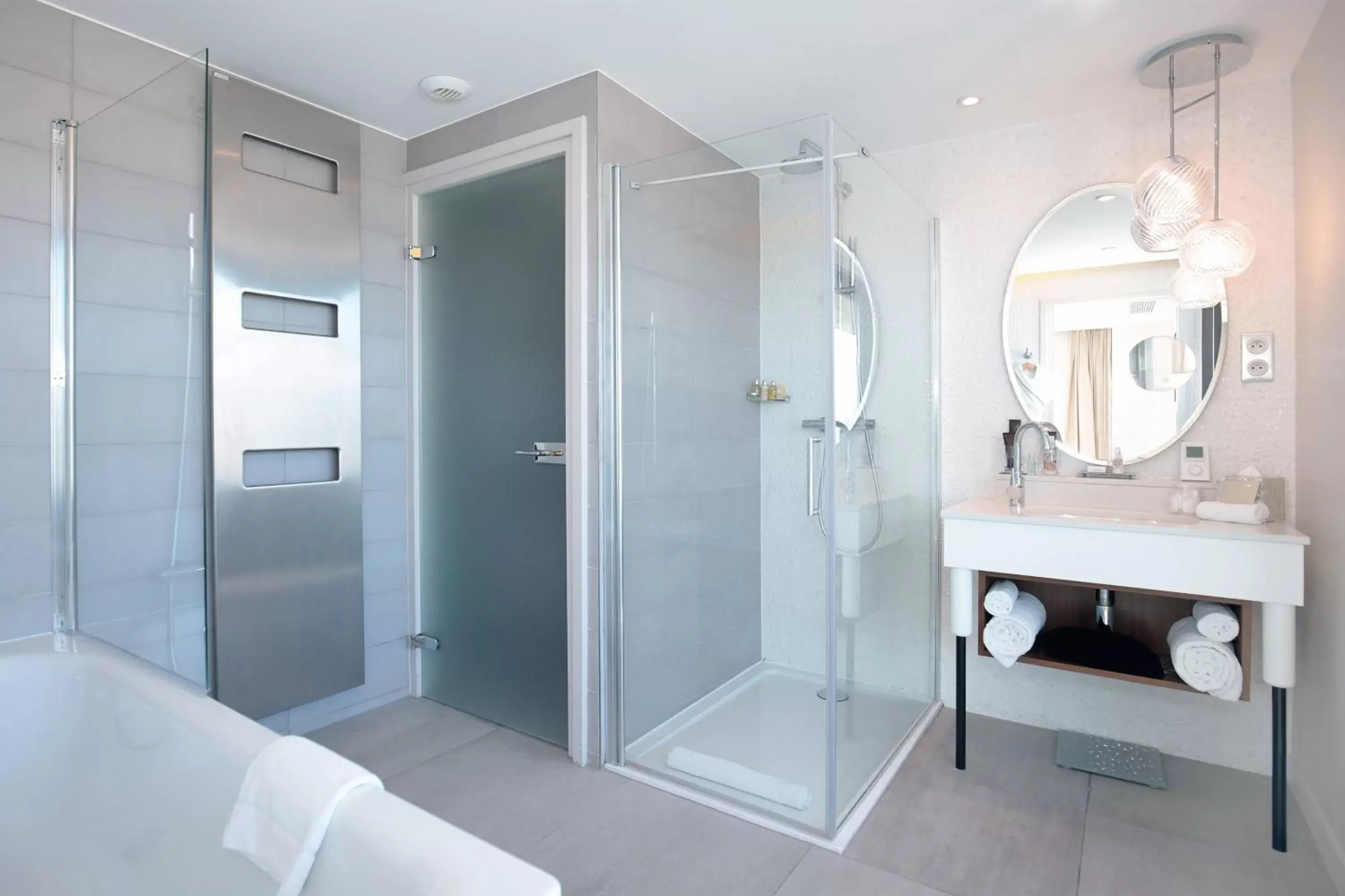Bathroom in Renaissance Aix-en-Provence Hotel