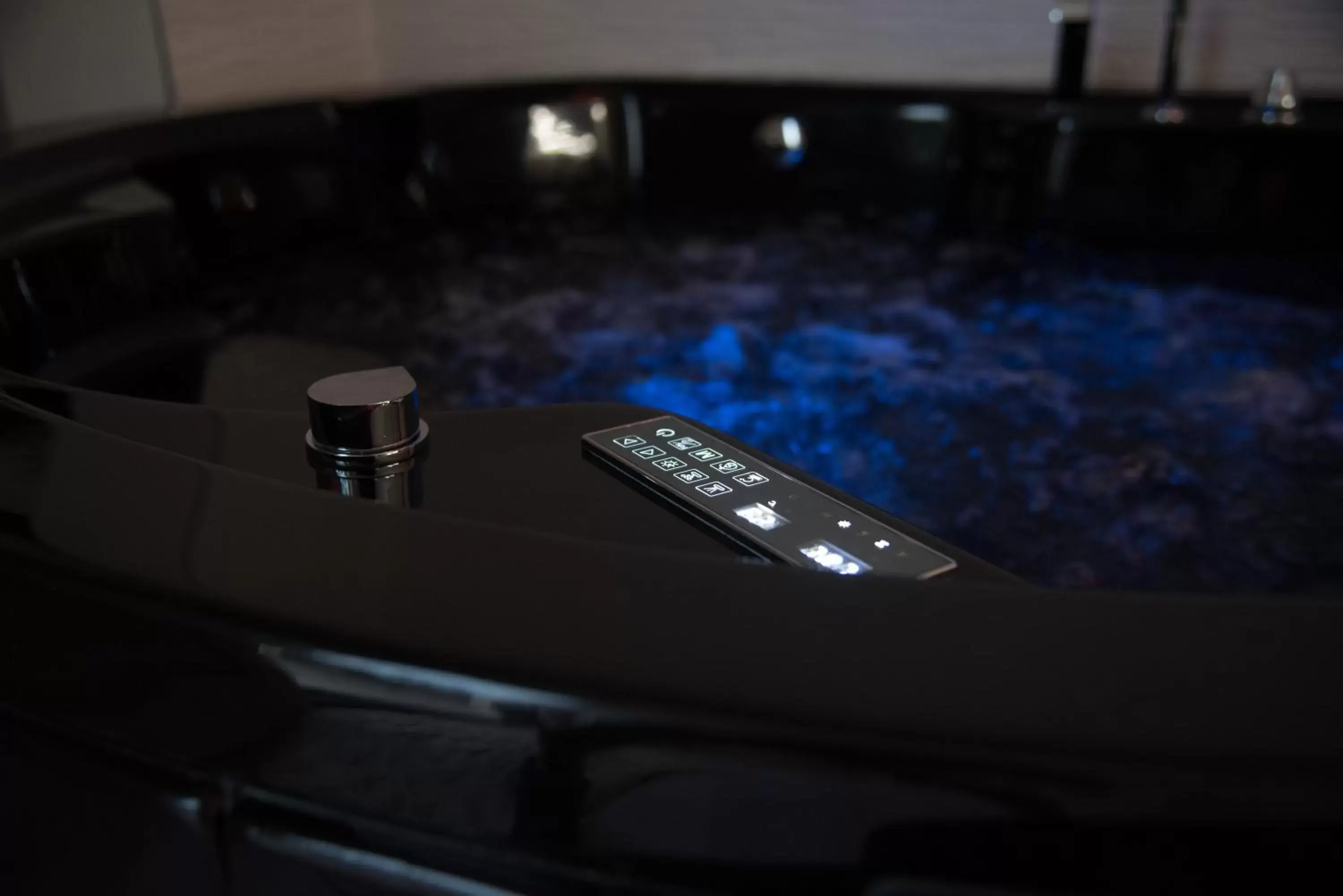 Hot Tub, Swimming Pool in Pandora Luxury Suite