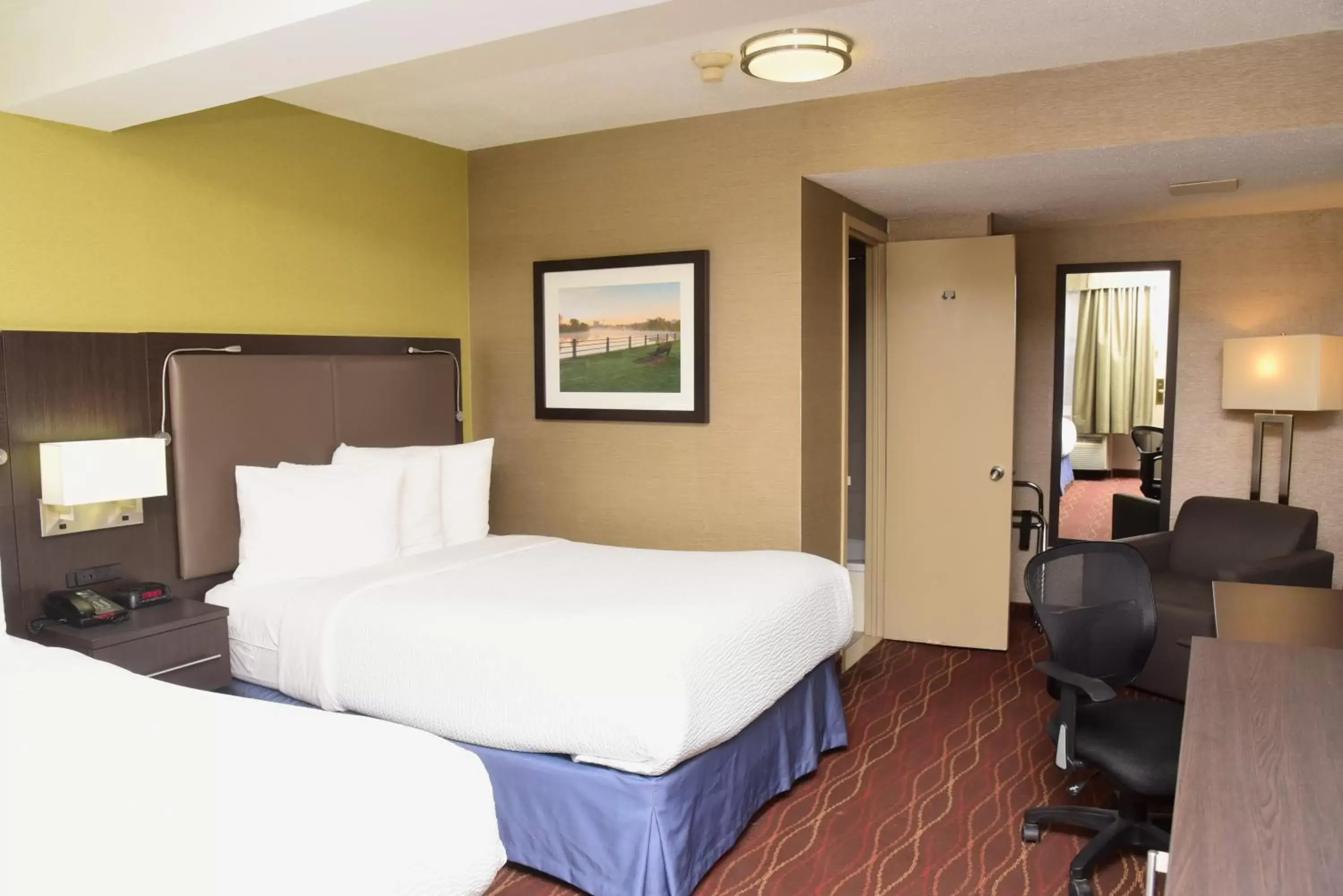 Bedroom, Bed in Days Inn by Wyndham Ottawa