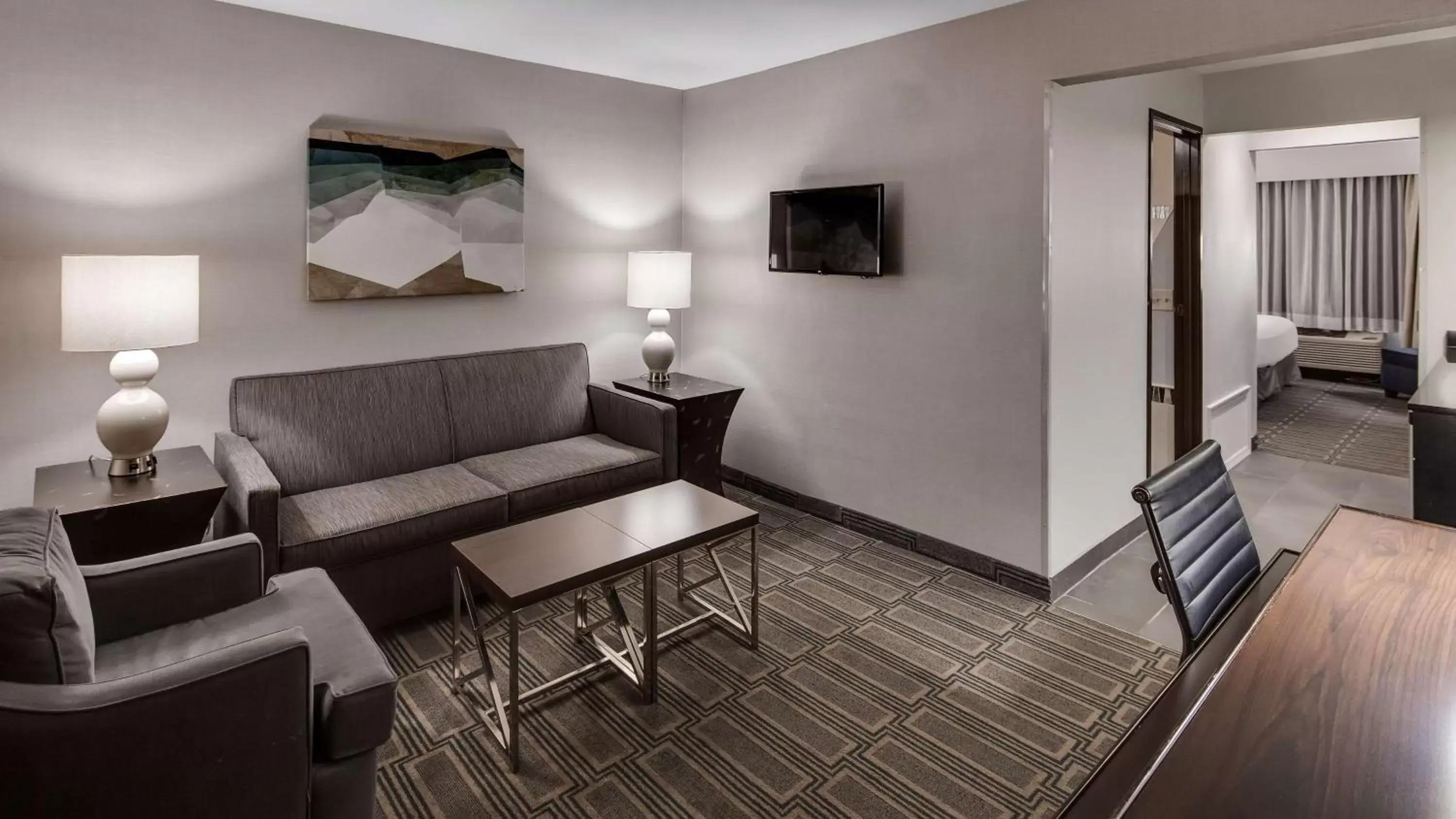 Photo of the whole room, Seating Area in Best Western Lapeer Inn